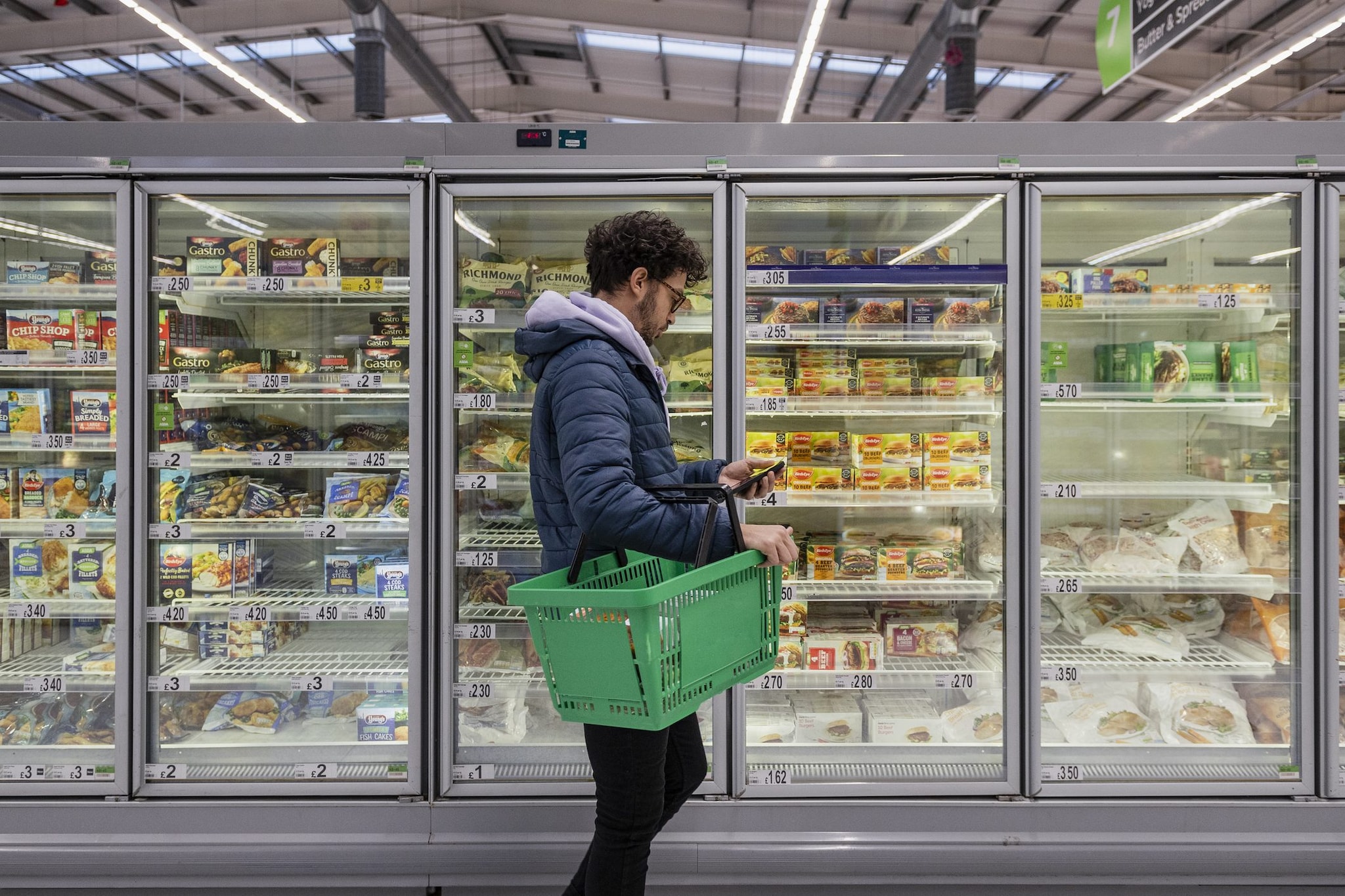 Sale ancora l'inflazione, a settembre +4,2%: "Batosta da 1.108 euro all'anno, 10 volte il bollo auto"