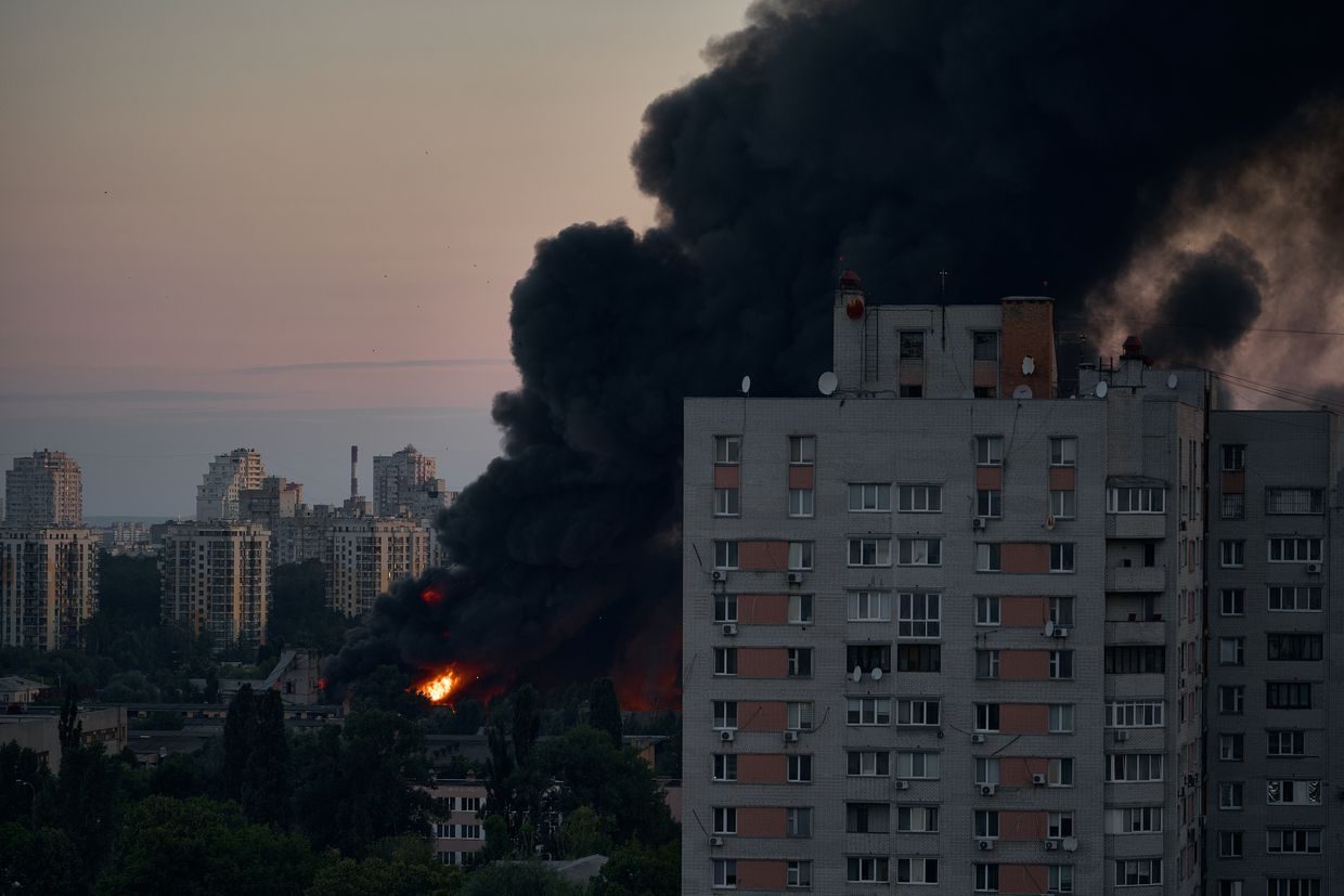Guerra Ucraina-Russia, droni su Kiev: ucciso ragazzo di 14 anni, Macron: “Putin può mobilitare altri 300mila uomini”: news in diretta