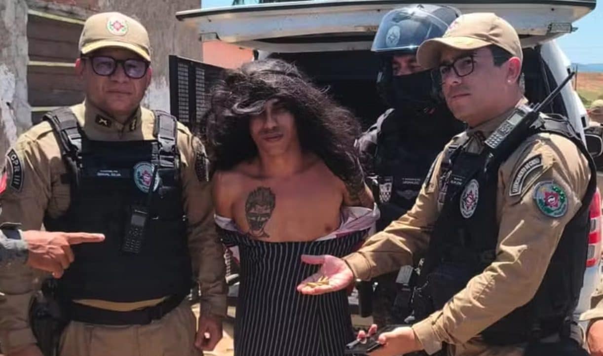 Vestito da donna e con un bimbo in braccio, killer smascherato dal tatuaggio dopo fuga di 48 ore in Brasile