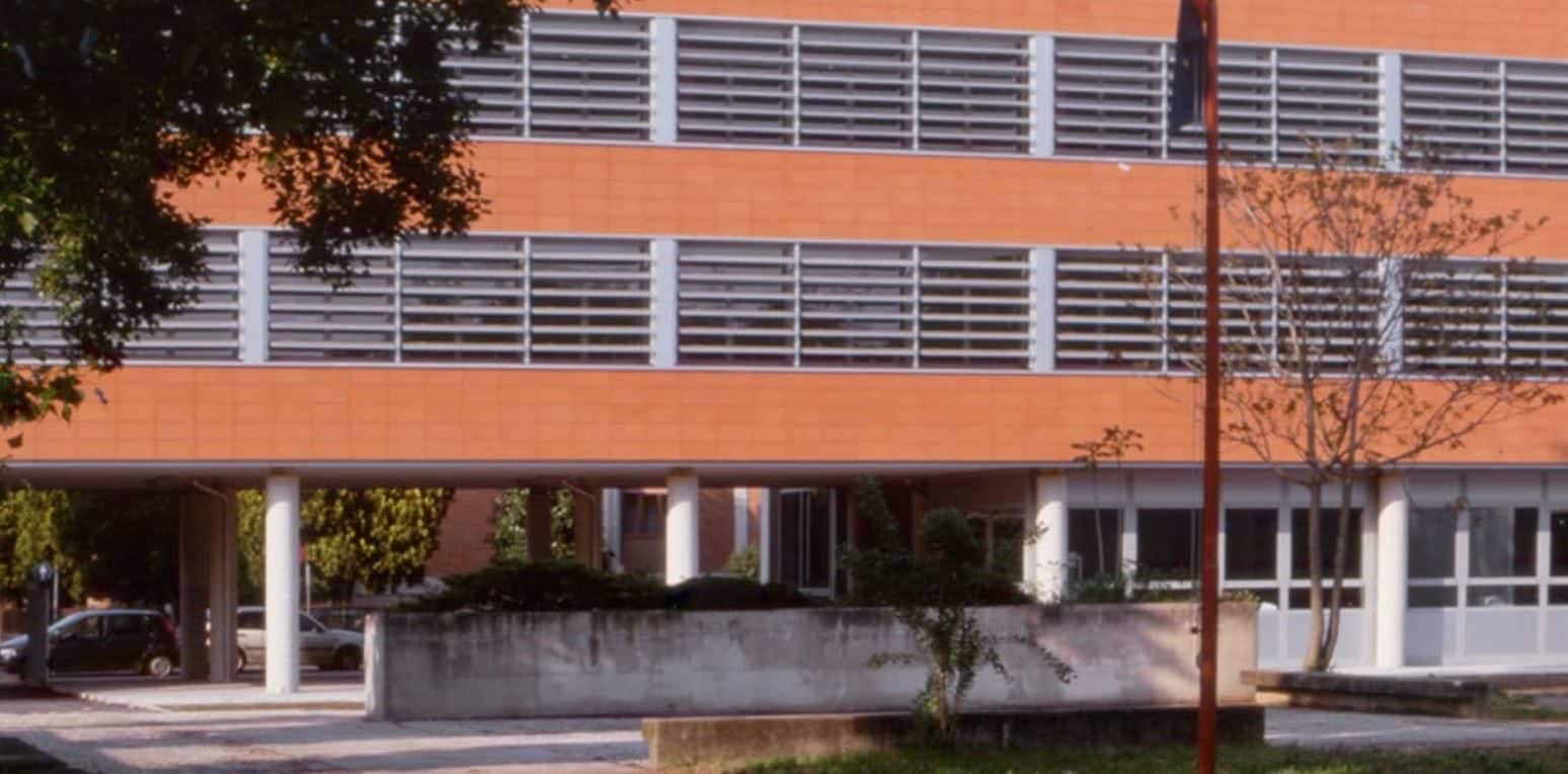 Uomo entra a scuola e accoltella 15enne nei bagni, paura al liceo Ariosto di Ferrara: "Non si conoscevano"