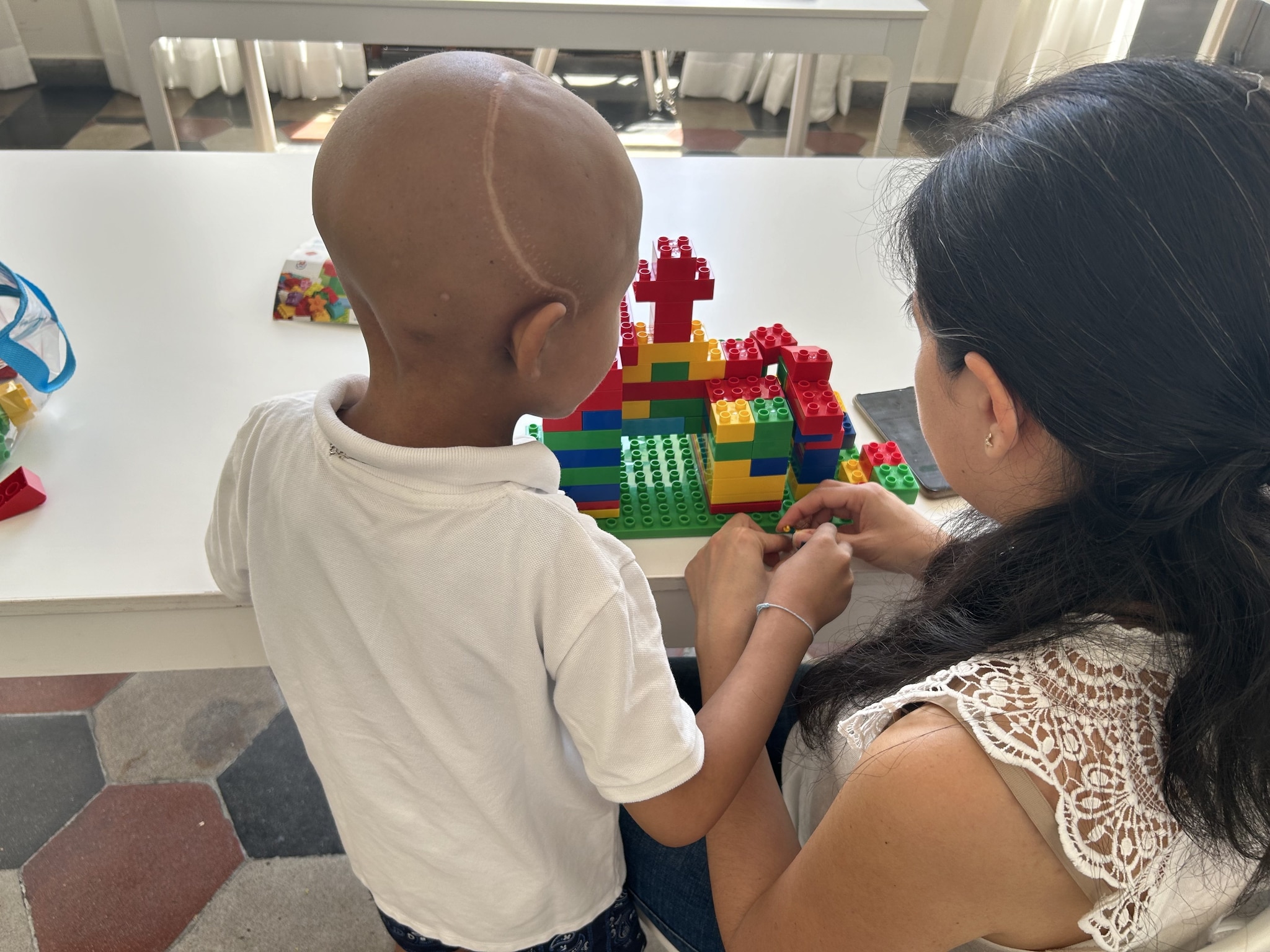 Curare un figlio col cancro lontano da casa costa fino a 35mila euro, una mamma: "Con partita IVA nessuna tutela"