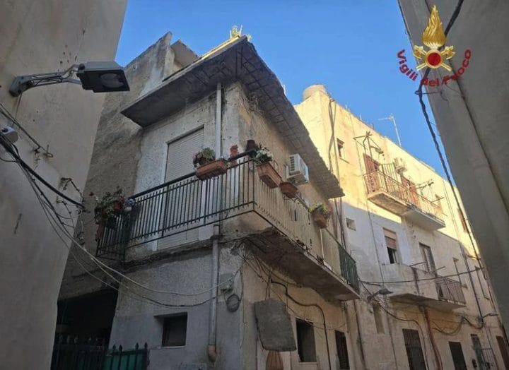 Crolla il balcone di casa a Mazara del Vallo, morta una donna precipita per 4 metri: sgomberate tre famiglie