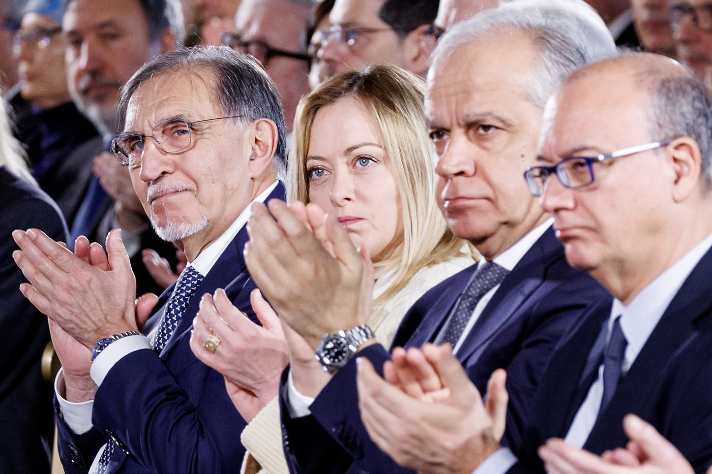 Il pericolo islamico, i maranza, il velo: le nuovi armi di distrazione di Giorgia Meloni