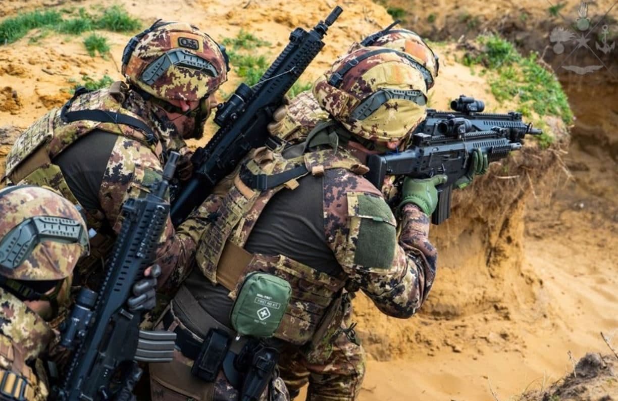 Quattro bersaglieri in missione NATO feriti in Lettonia durante esercitazione: colpiti da fuoco amico, uno è grave
