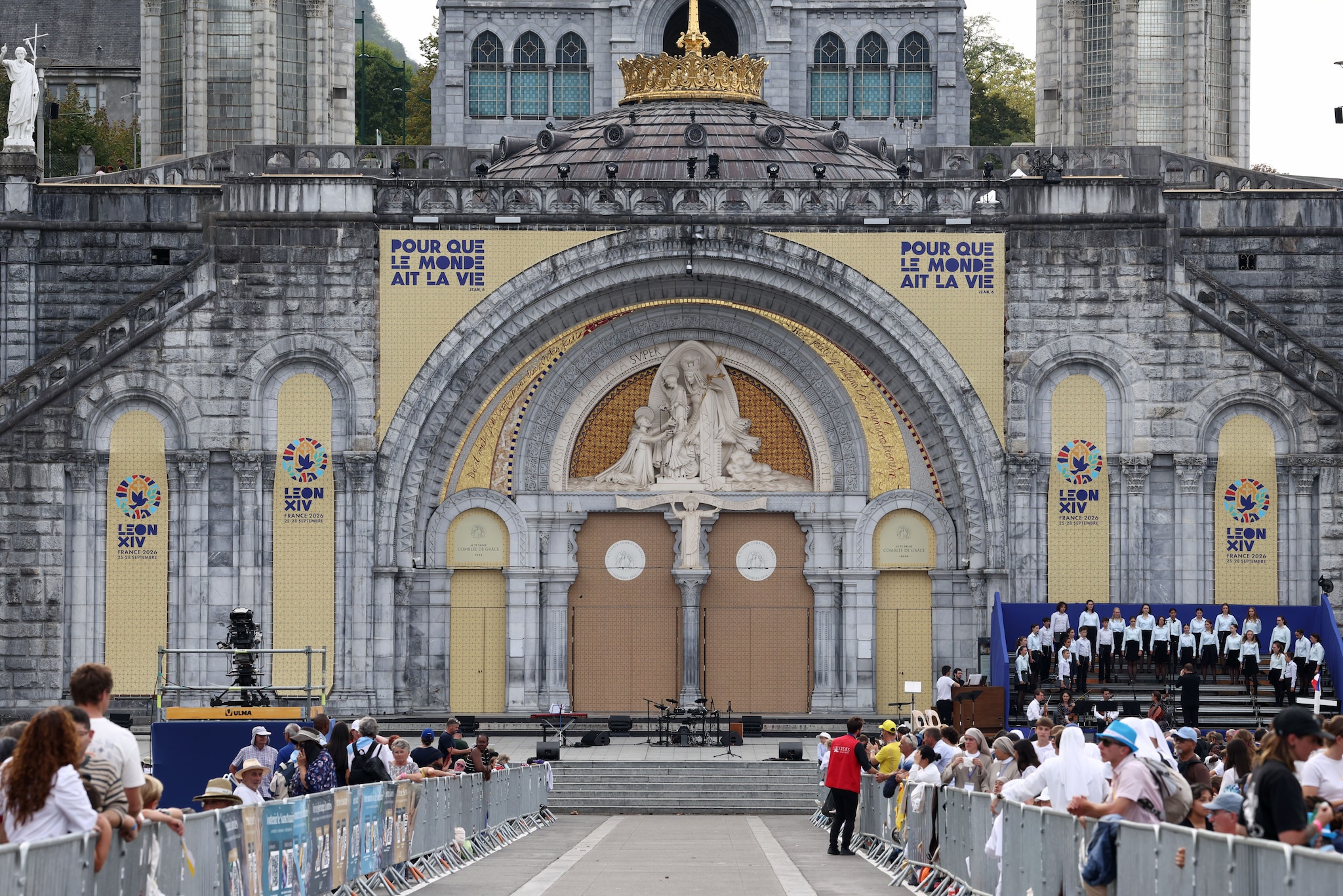 Mosaici di Rupnik coperti per il Papa a Lourdes, ma del processo all’ex gesuita accusato di abusi non si sa nulla