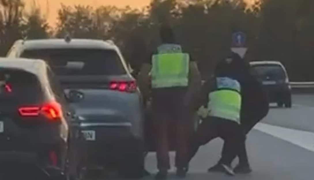 Cinque criminali travestiti da poliziotti rapiscono un uomo su un'autostrada spagnola: il video girato dagli automobilisti