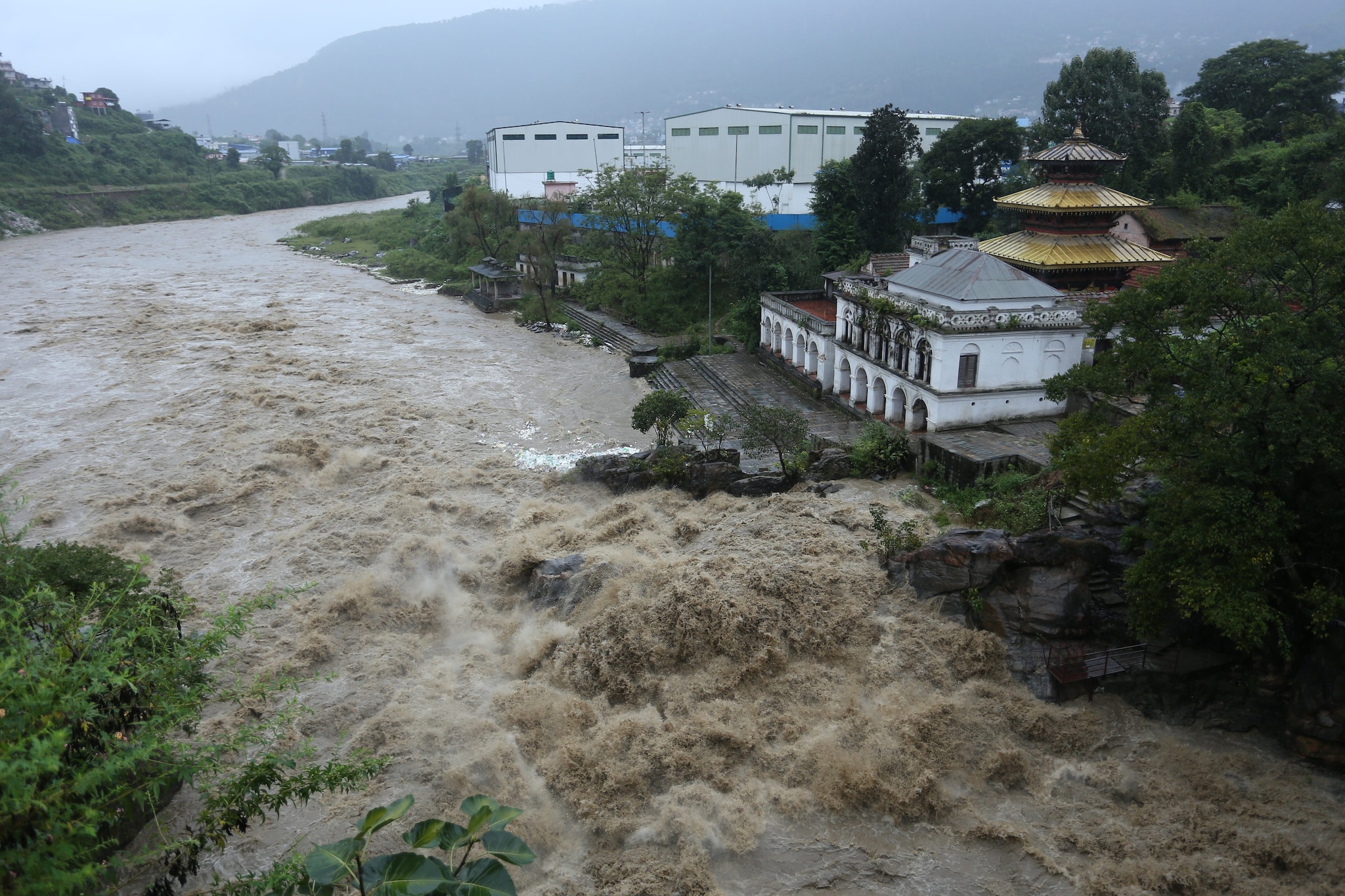 Nepal, ondata di centinaia di alluvioni e frane causa 27 vittime in 4 giorni, il video