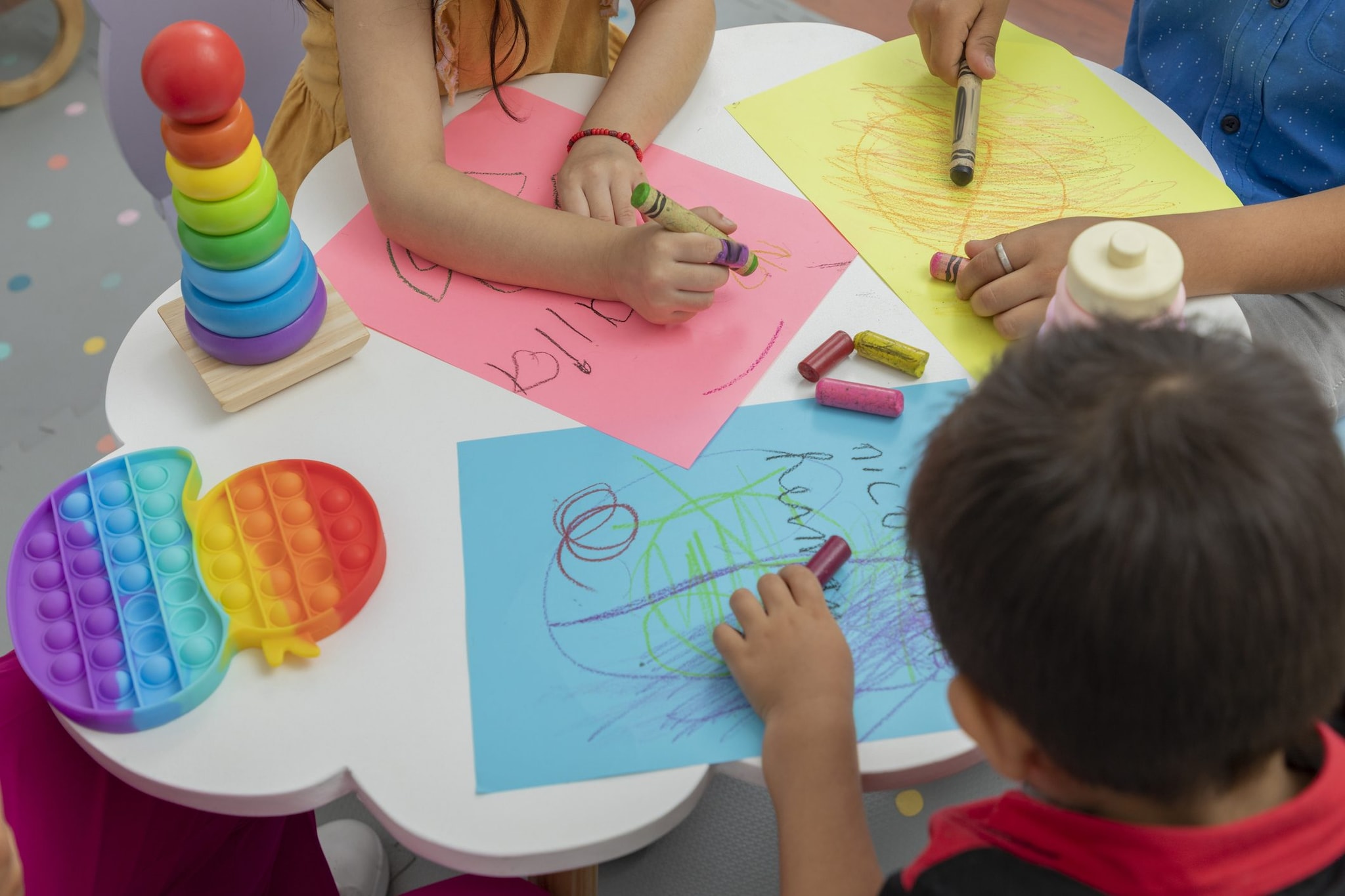 In Italia le educatrici dei bambini negli asili nido guadagnano troppo poco