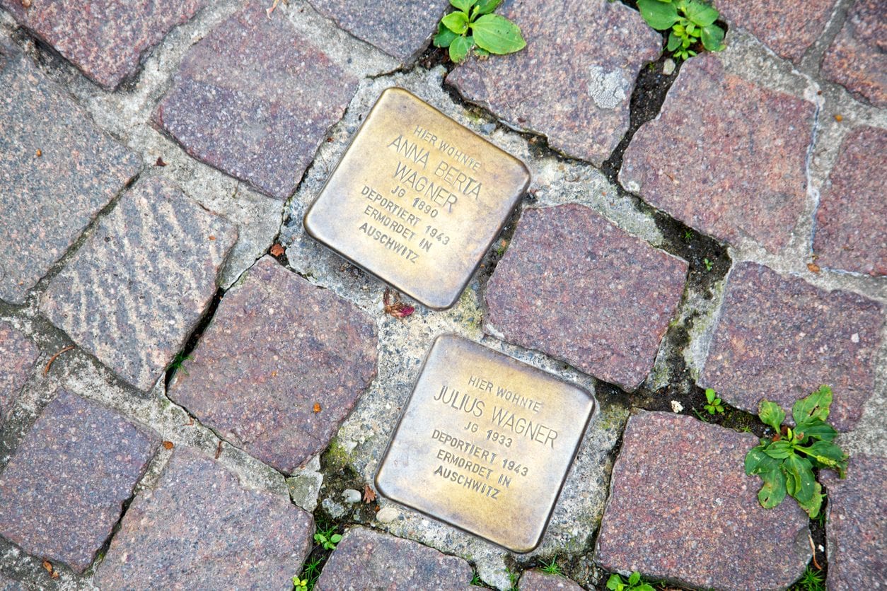 In Germania una città dice basta alle pietre d’inciampo: estrema destra e conservatori cristiani votano insieme