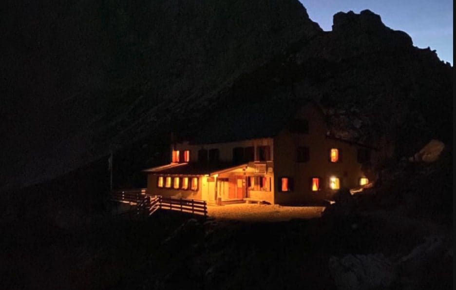 Si sporge troppo per fare le foto al buio, escursionista precipita dal Monte Coldai per oltre cento metri e muore