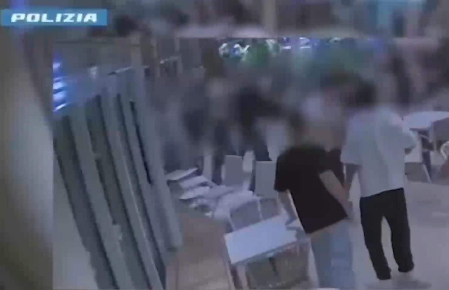 Maxi rissa tra salentini e palermitani sulla nave da crociera: volano sedie e tavoli, i video incastrano 13 giovani
