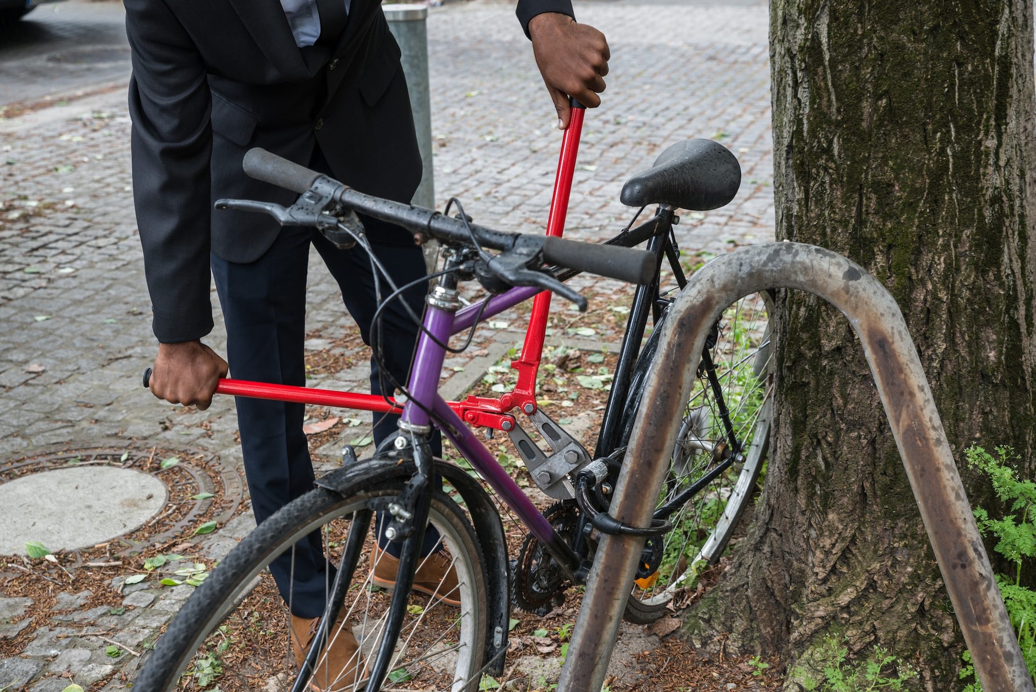 Ha l’obbligo di firma dai carabinieri ma ci arriva rubando bici e monopattini nel tragitto: 38enne in carcere
