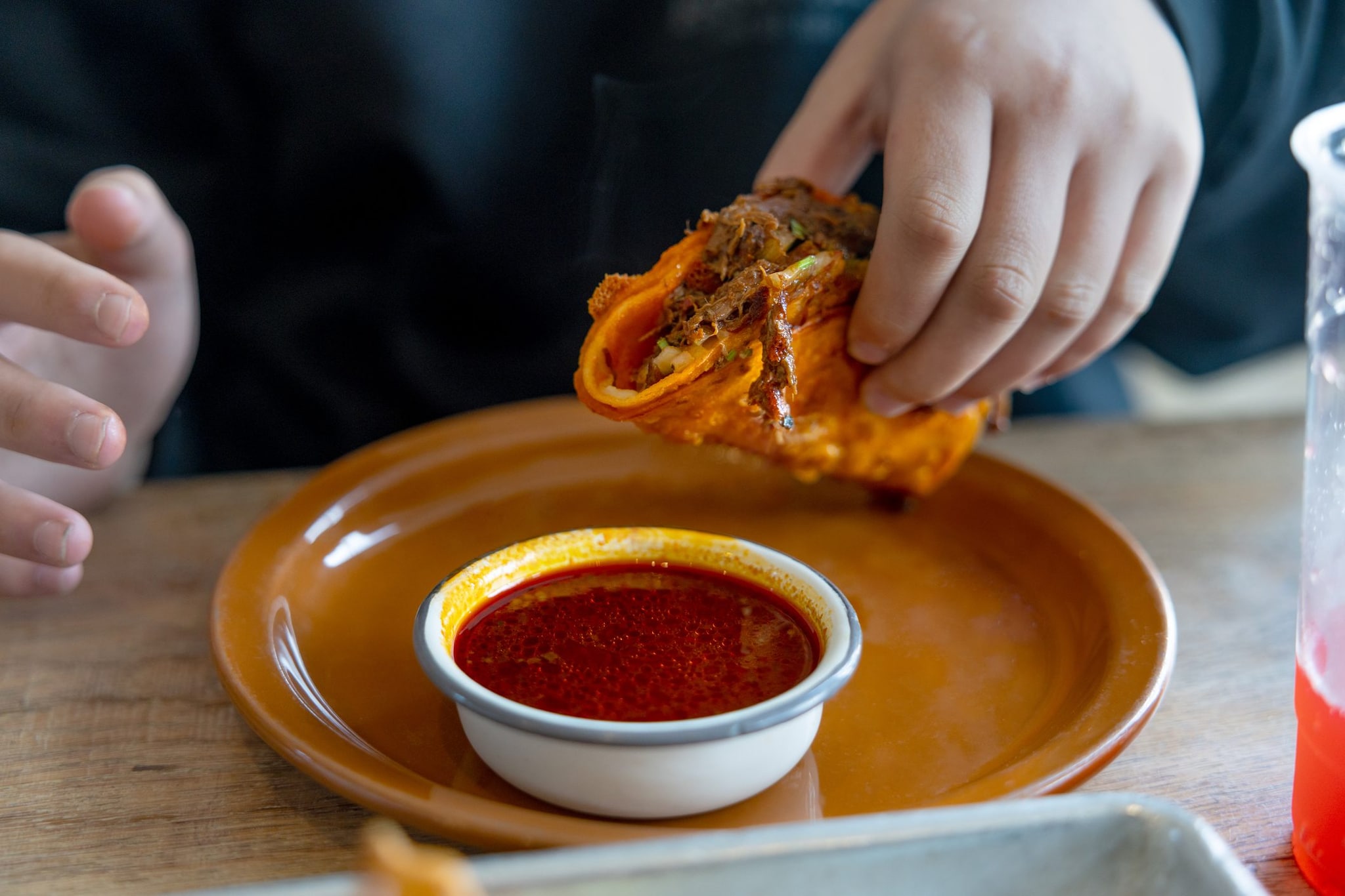 “La mia salsa è più piccante”, litiga col cugino dopo aver cucinato e gli spara uccidendolo: 22enne arrestato in Usa