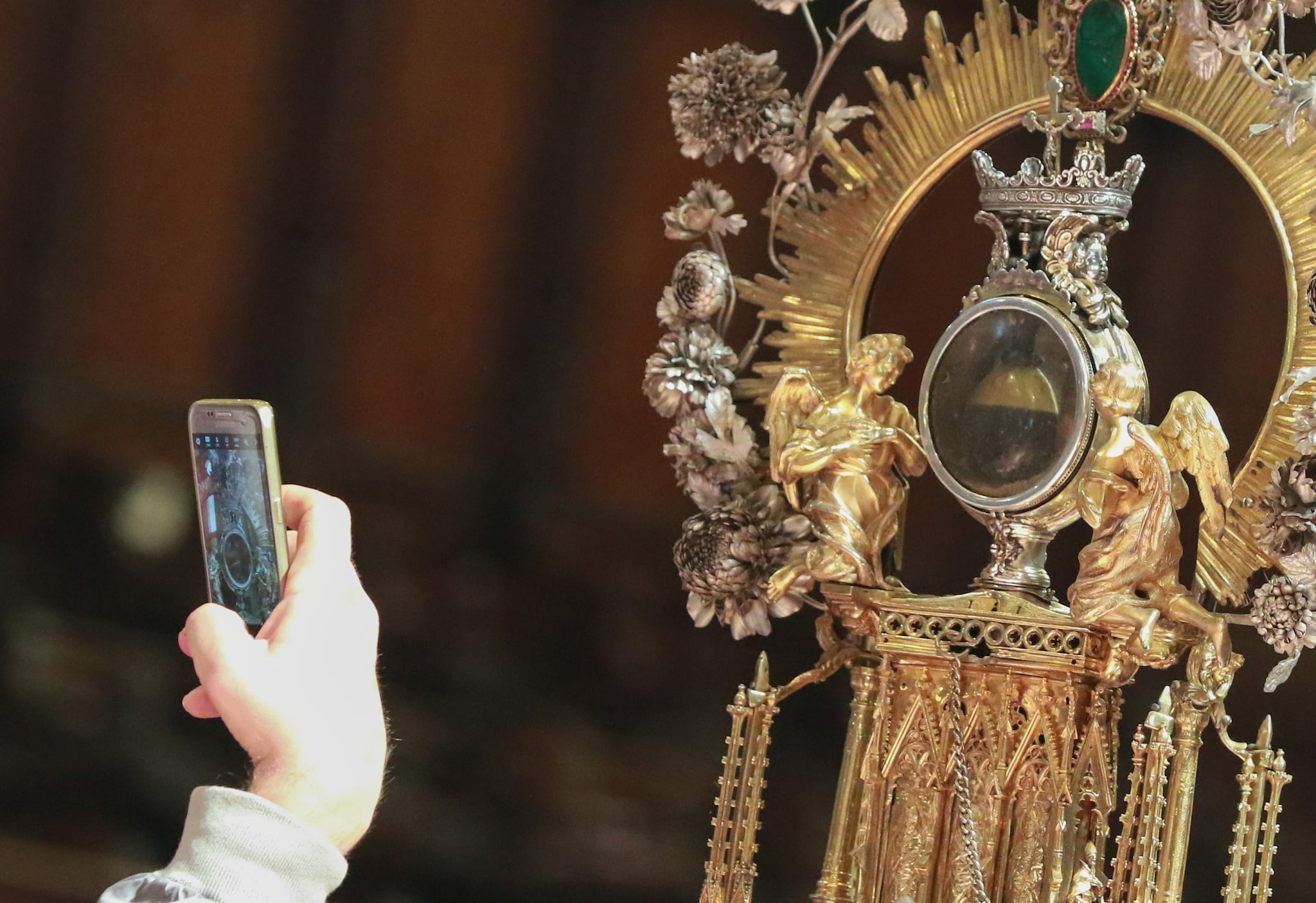Noi a Napoli campiamo solo di miracoli: dal sangue di San Gennaro al comizio di Berlinguer
