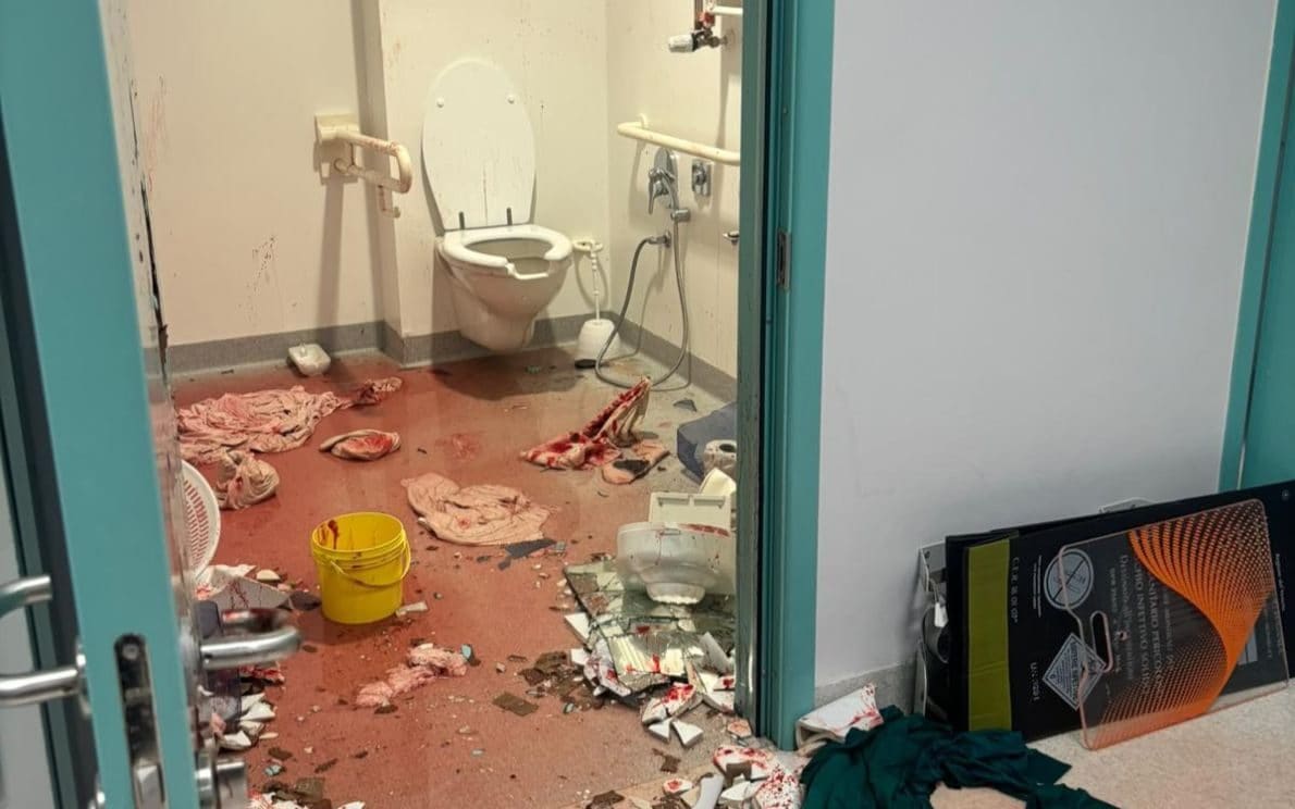 Schiavonia, paziente scatena il caos al pronto soccorso: prova a colpire un infermiere col lavandino