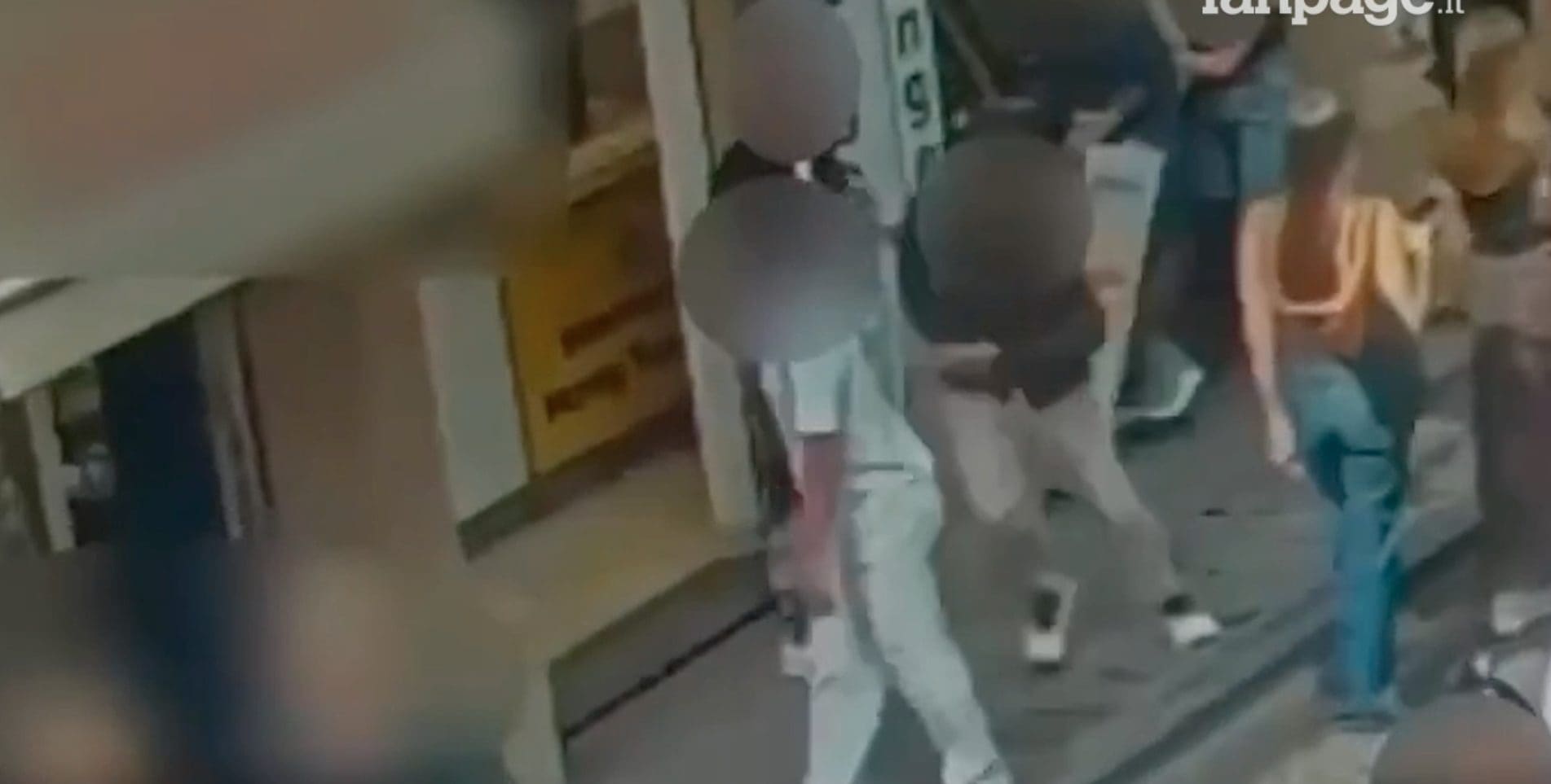 Firenze, meno di 5 secondi per sfilare l'orologio al turista e scappare: lo scippo record a Ponte Vecchio