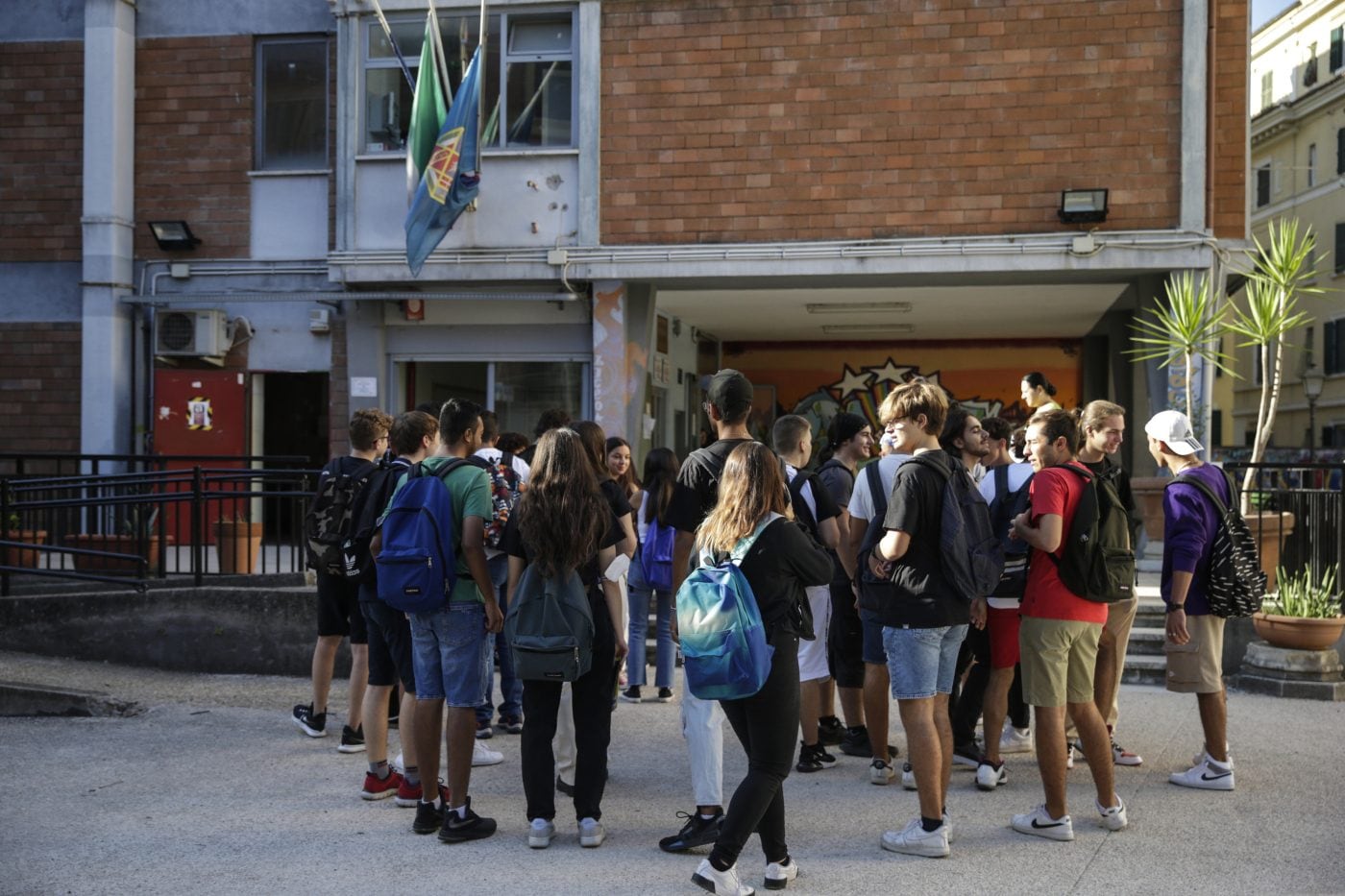 Allarme dei medici per il caldo estremo a scuola, il ministero dice no a modifiche al calendario
