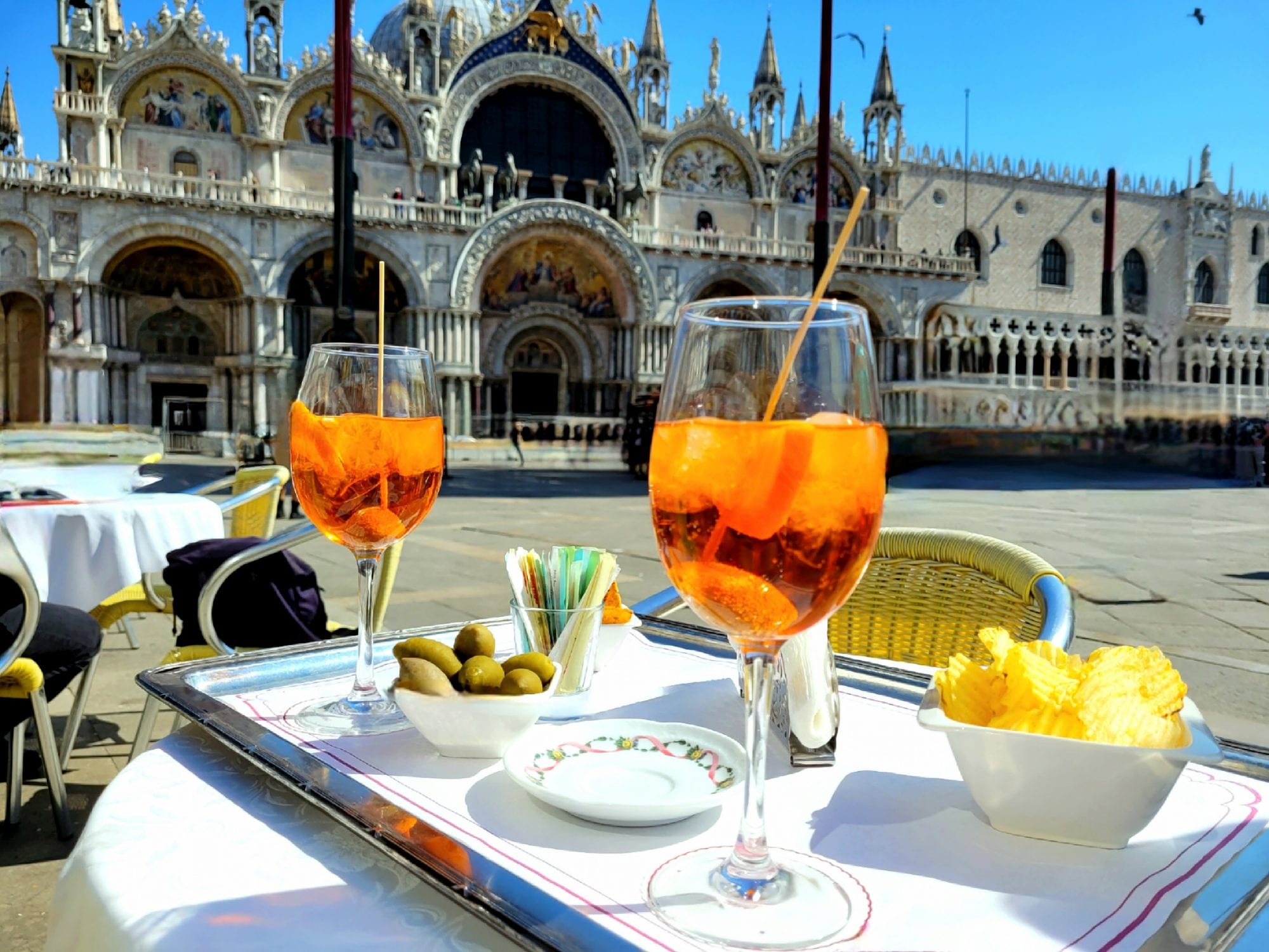 Spritz a soli 2.50 euro a Venezia: ma nelle bottiglie di Aperol e Campari c'è alcol diverso. Scatta il sequestro