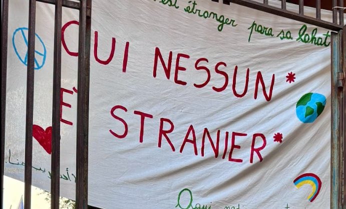 Genova, la polizia rimuove e strappa lo striscione "Qui nessuno è straniero" fatto dai bambini di una scuola elementare