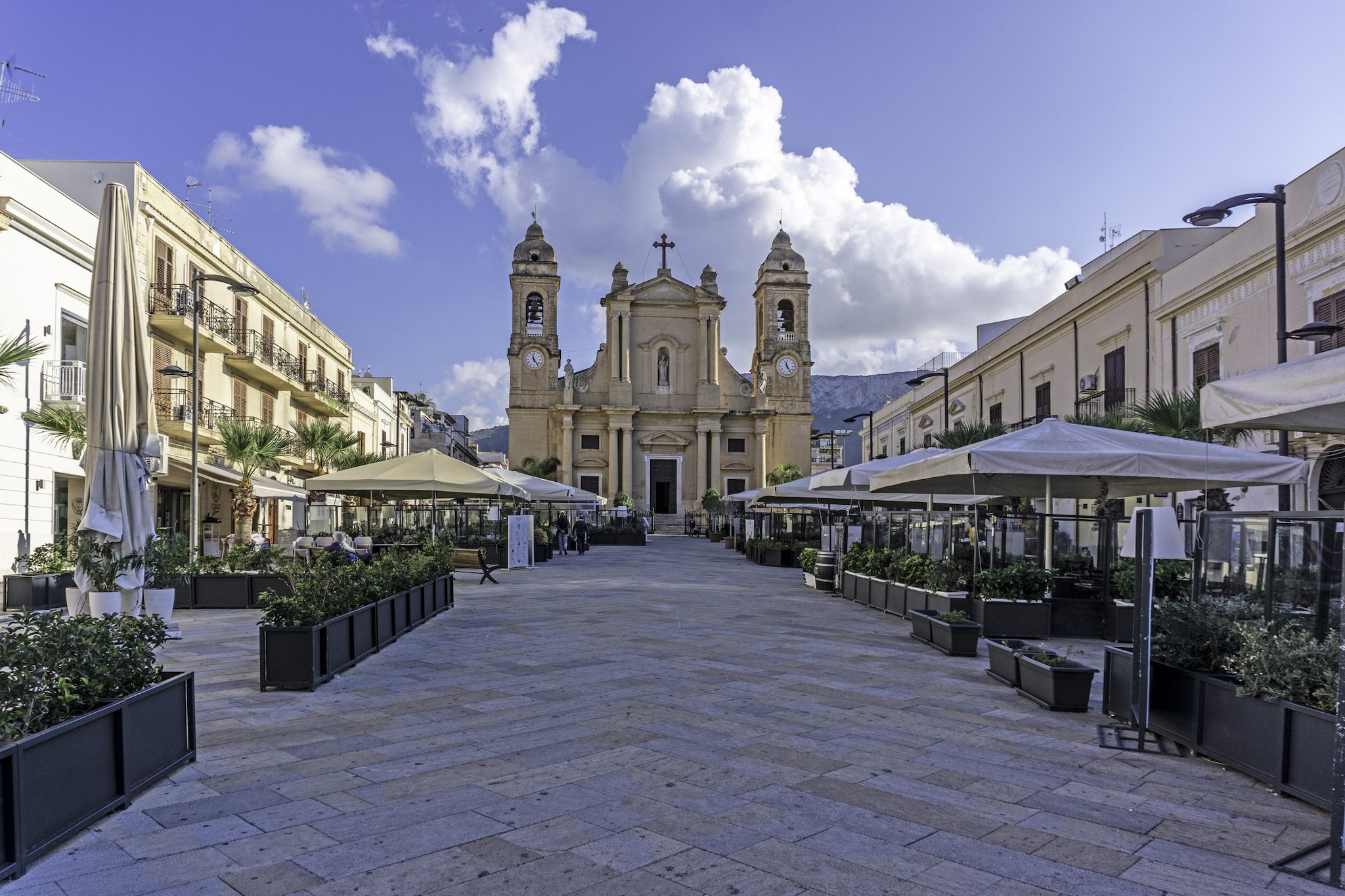 Terrasini vista da chi ci vive: "Città trasformata per i turisti, per i residenti ormai non ci sono più case"