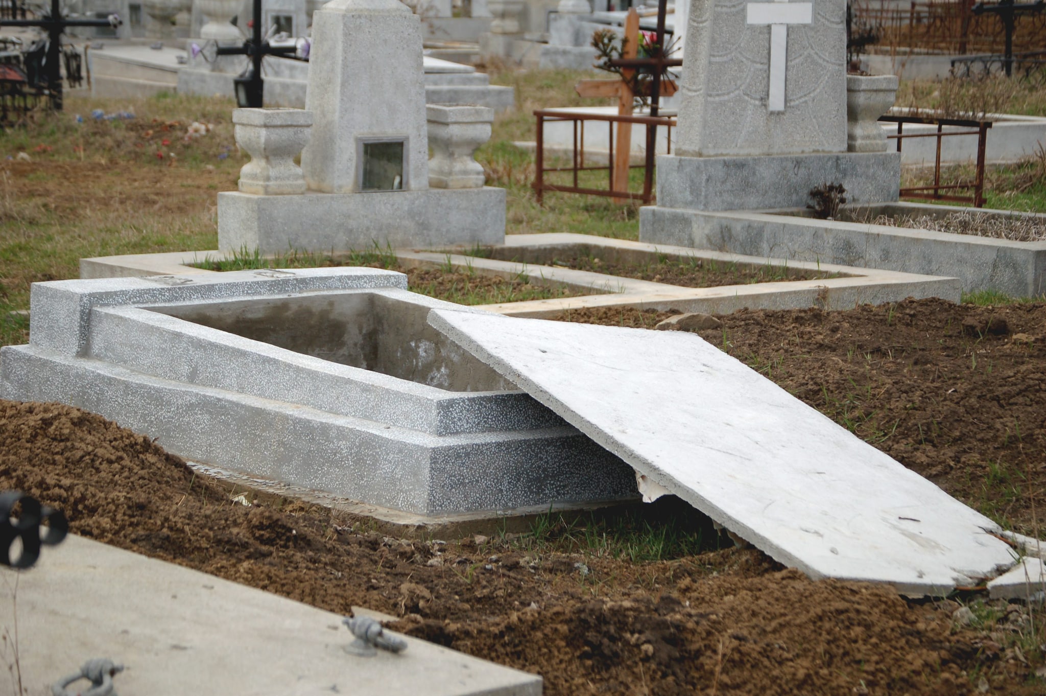 "Aiutatemi, sono caduto in una tomba": becchino precipita al cimitero, salvato dai vigili del fuoco a Firenze