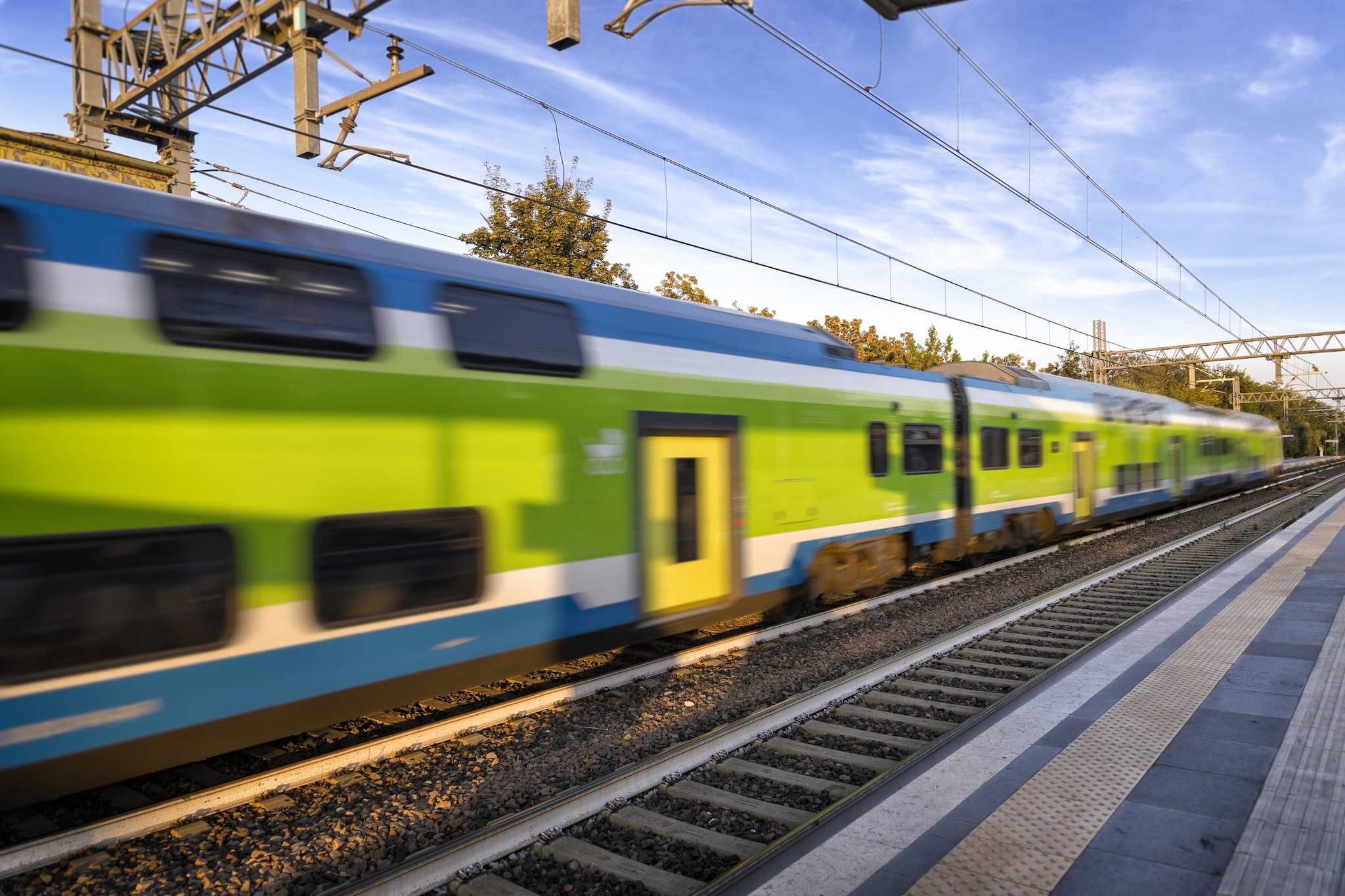 Fatto scendere dal treno, tenta di risalire al volo ma cade sotto la carrozza: 28enne perde un braccio a Barletta