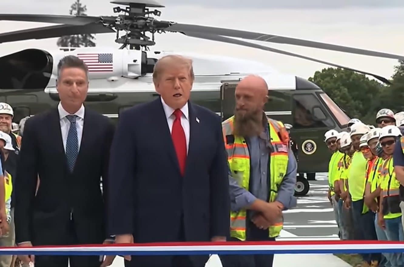 Trump parla ma senza microfoni nessuno lo sente: contro la stampa la Casa Bianca lancia la "Trump tv"