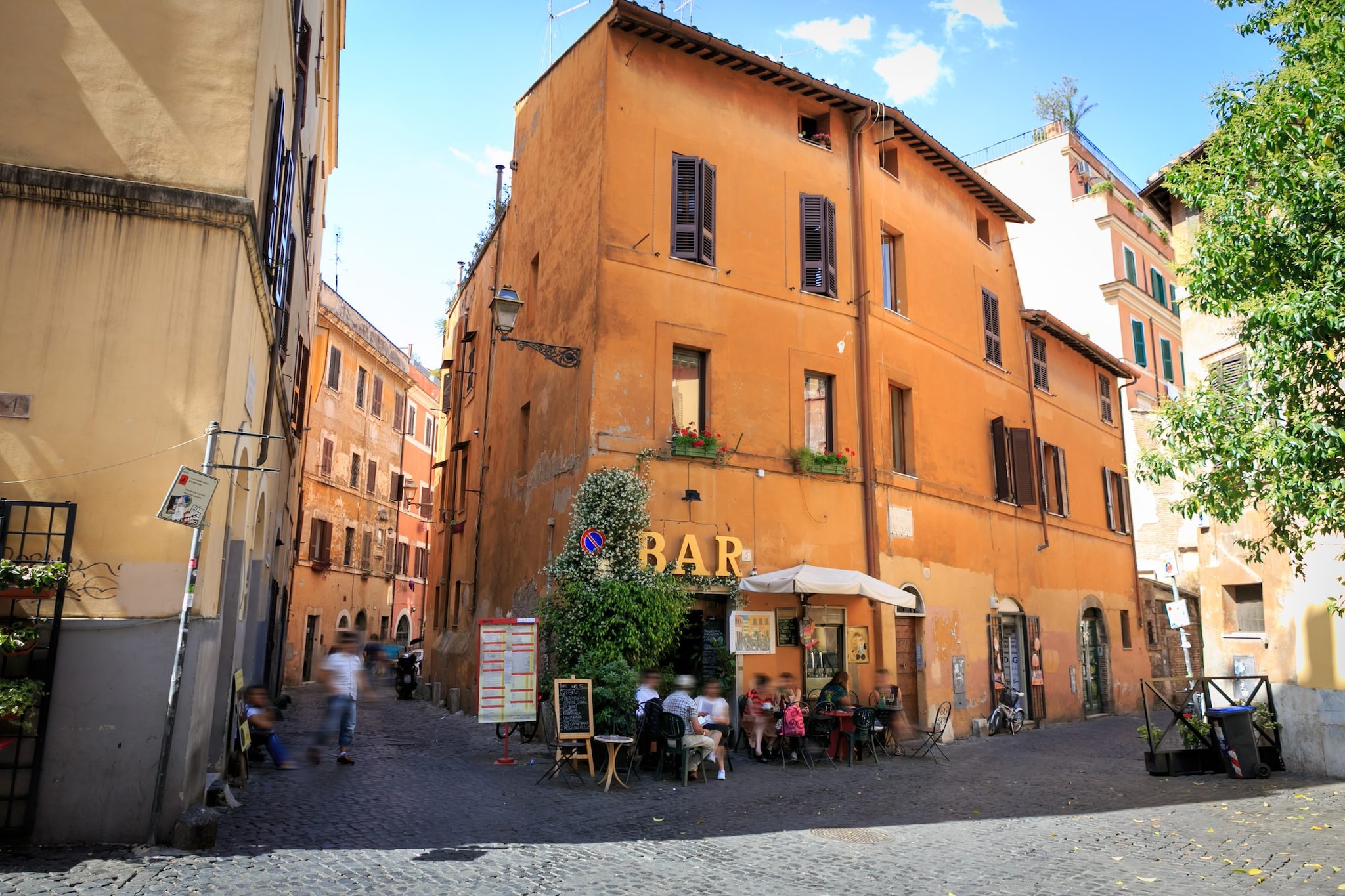 Bar sotto casa, ne scompaiono 11 al giorno: dal 2019 chiuse oltre 24mila attività, l'allarme di Confesercenti