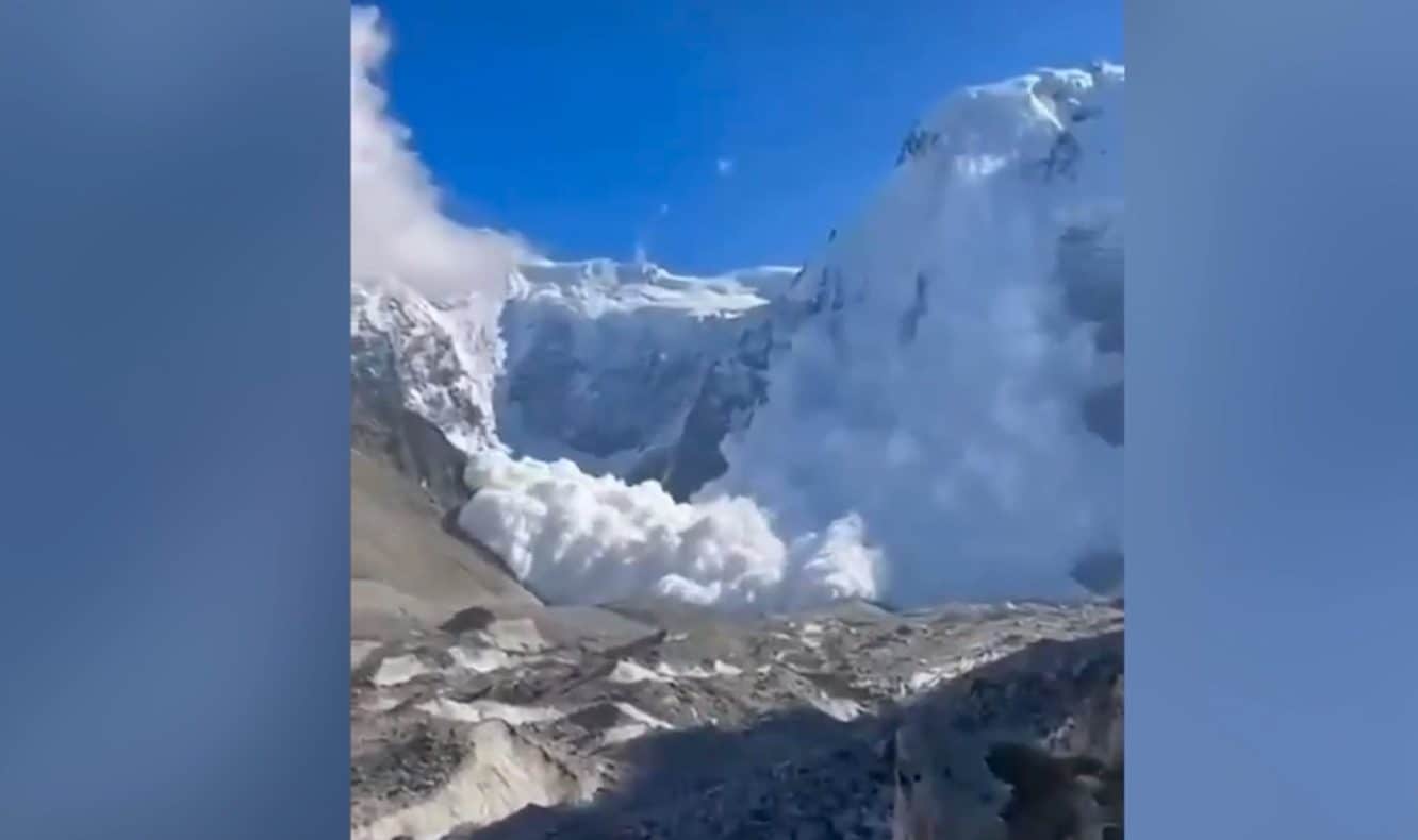 Il video dell'enorme valanga che ha travolto 33 alpinisti sul Monte Mizhirgi, almeno 12 morti e diversi dispersi
