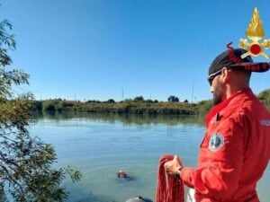 Auto finisce nel fiume Livenza a Venezia