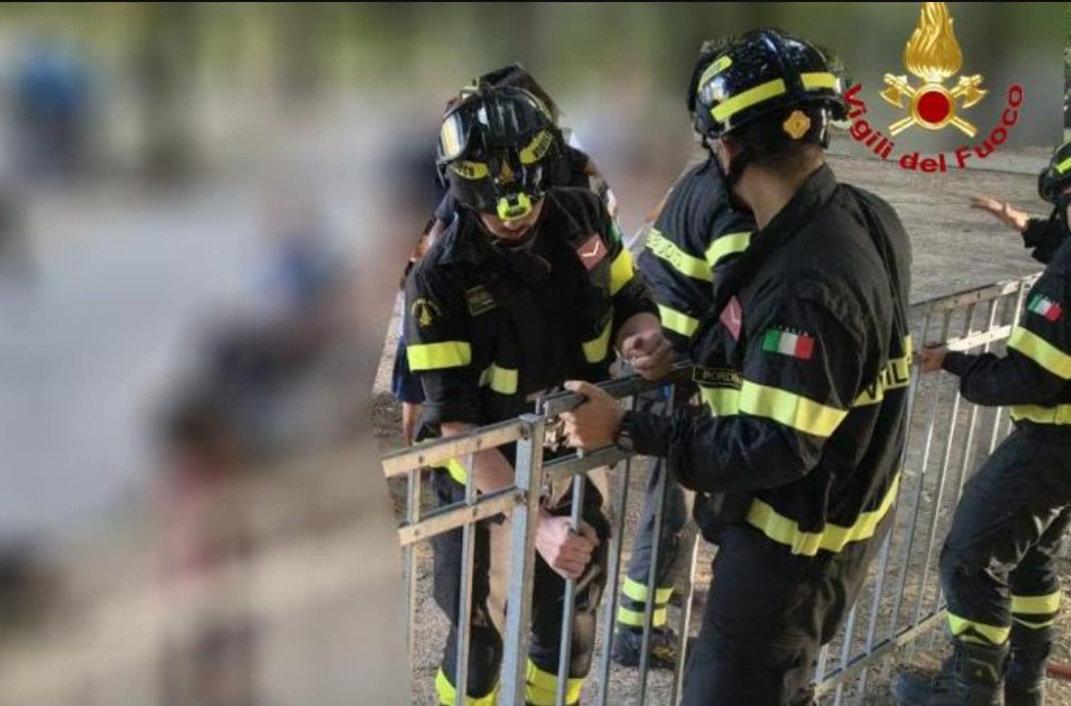 Bimbo di 2 anni resta incastrato con la testa nell'inferriata, i vigili del fuoco lo salvano a Pordenone