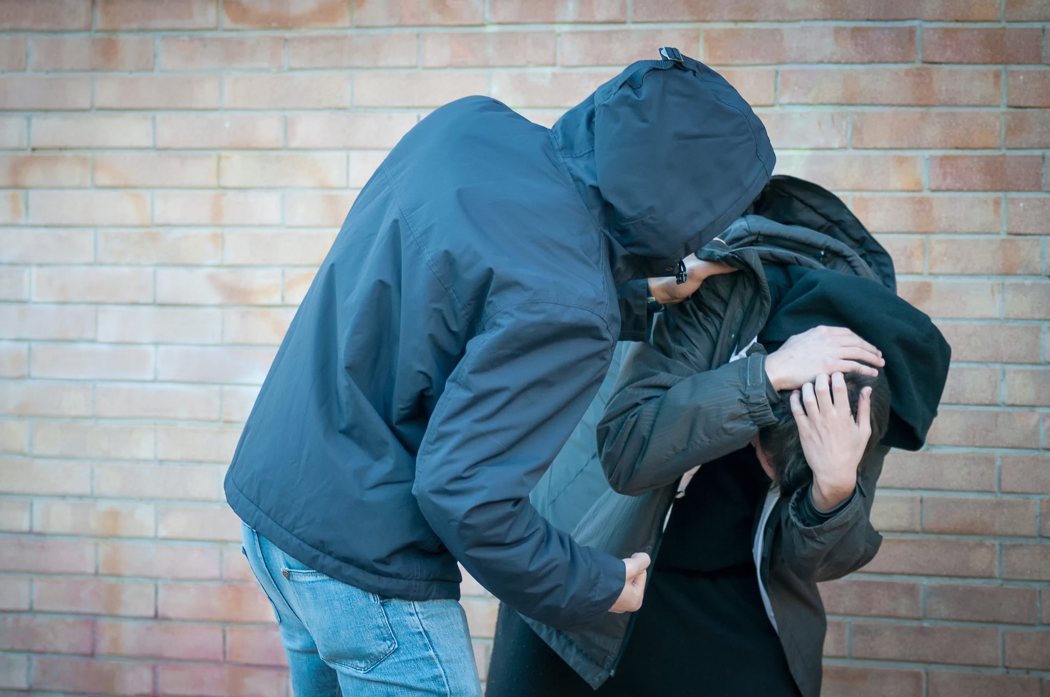 Undicenne picchiato e violentato dal branco che lo filma e diffonde i video: 5 minori indagati a Cagliari