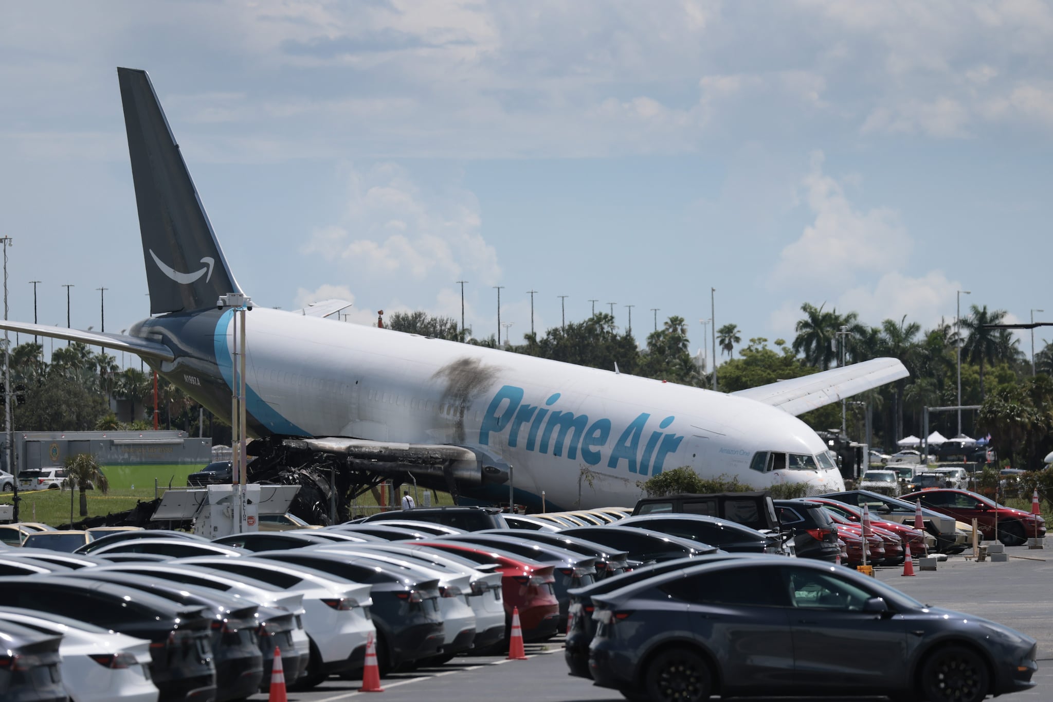 Incidente Aereo volo Amazon, tutte le 5 vittime a bordo dei veicoli colpiti: un furgone e un’auto di passaggio