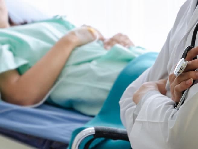 Cagliari, 12enne incinta in ospedale: "Sono stata stuprata", e abortisce. Arrestato il padre