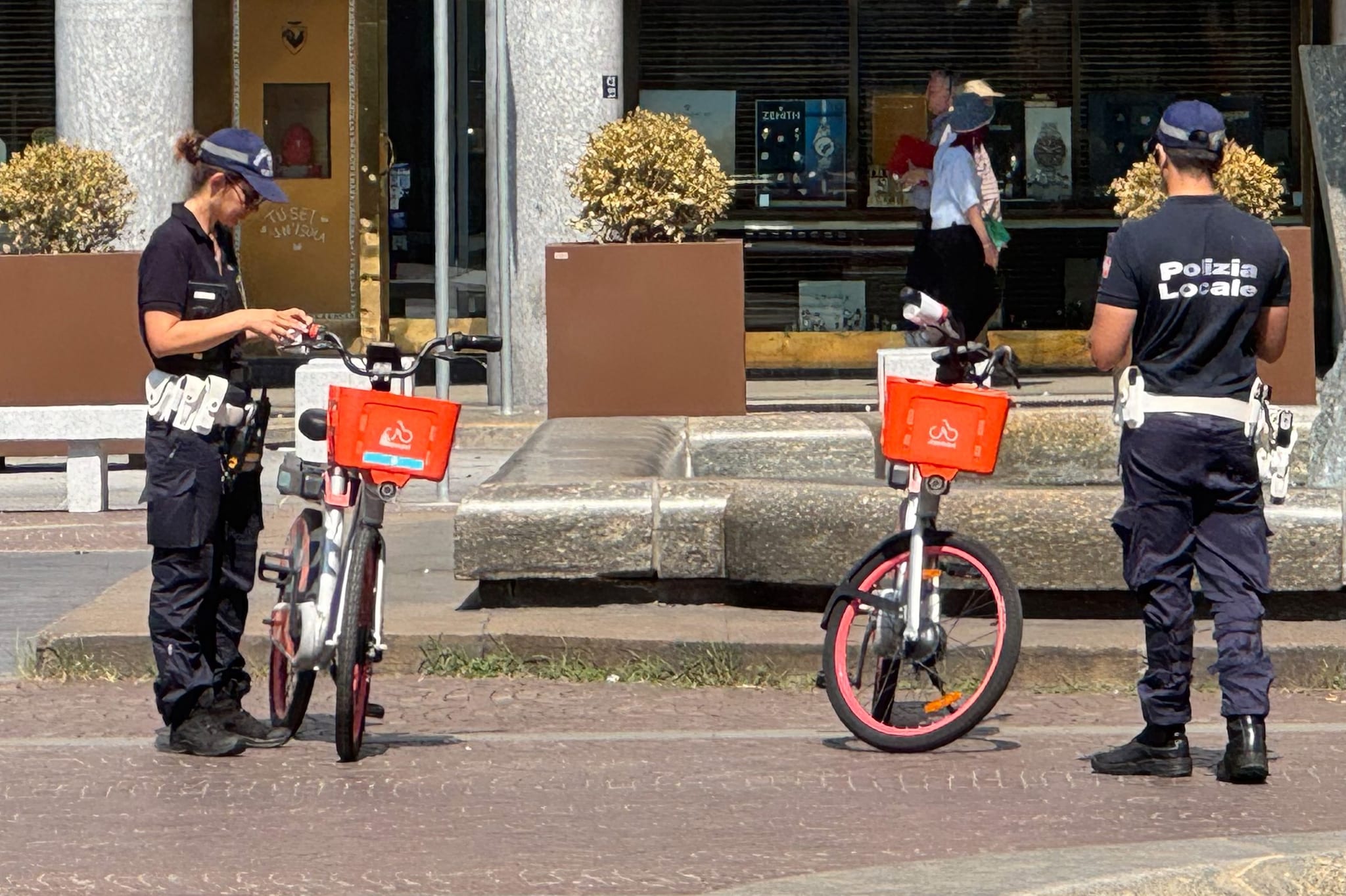 Stretta sulle bici elettriche, arrivano i bicivelox e multe fino a 15mila euro: come funzionano i controlli