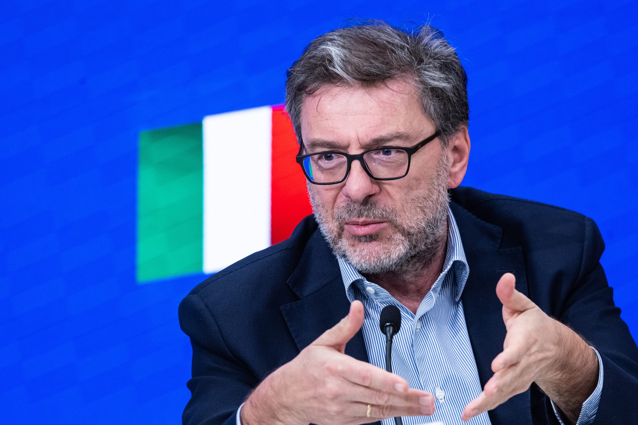 Il messaggio del ministro Giorgetti alle banche per la Manovra 2027: "Chi può contribuire lo farà"
