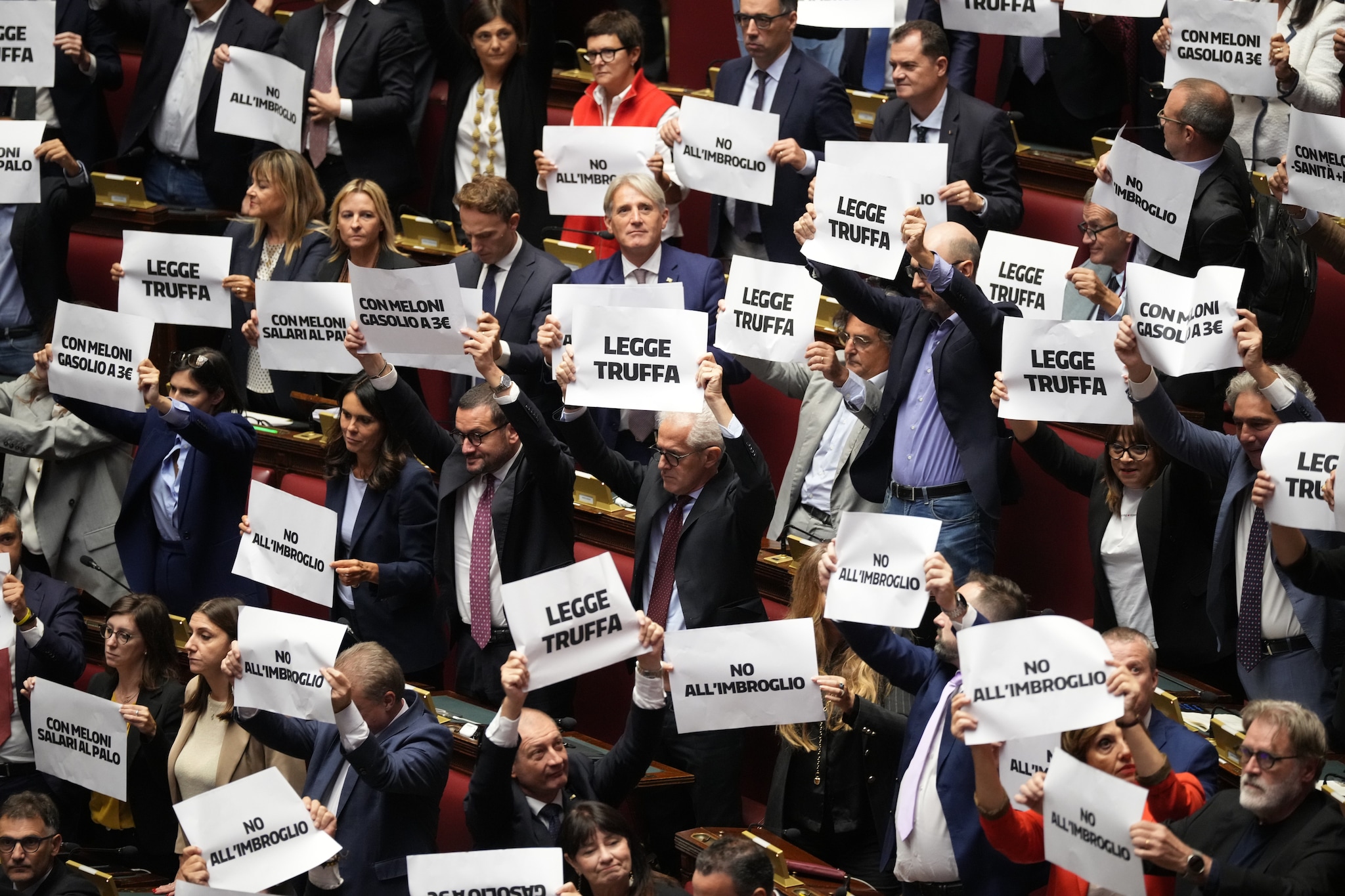 Tante preferenze per pochi posti: ora i parlamentari disertano le Camere e vanno a caccia di voti
