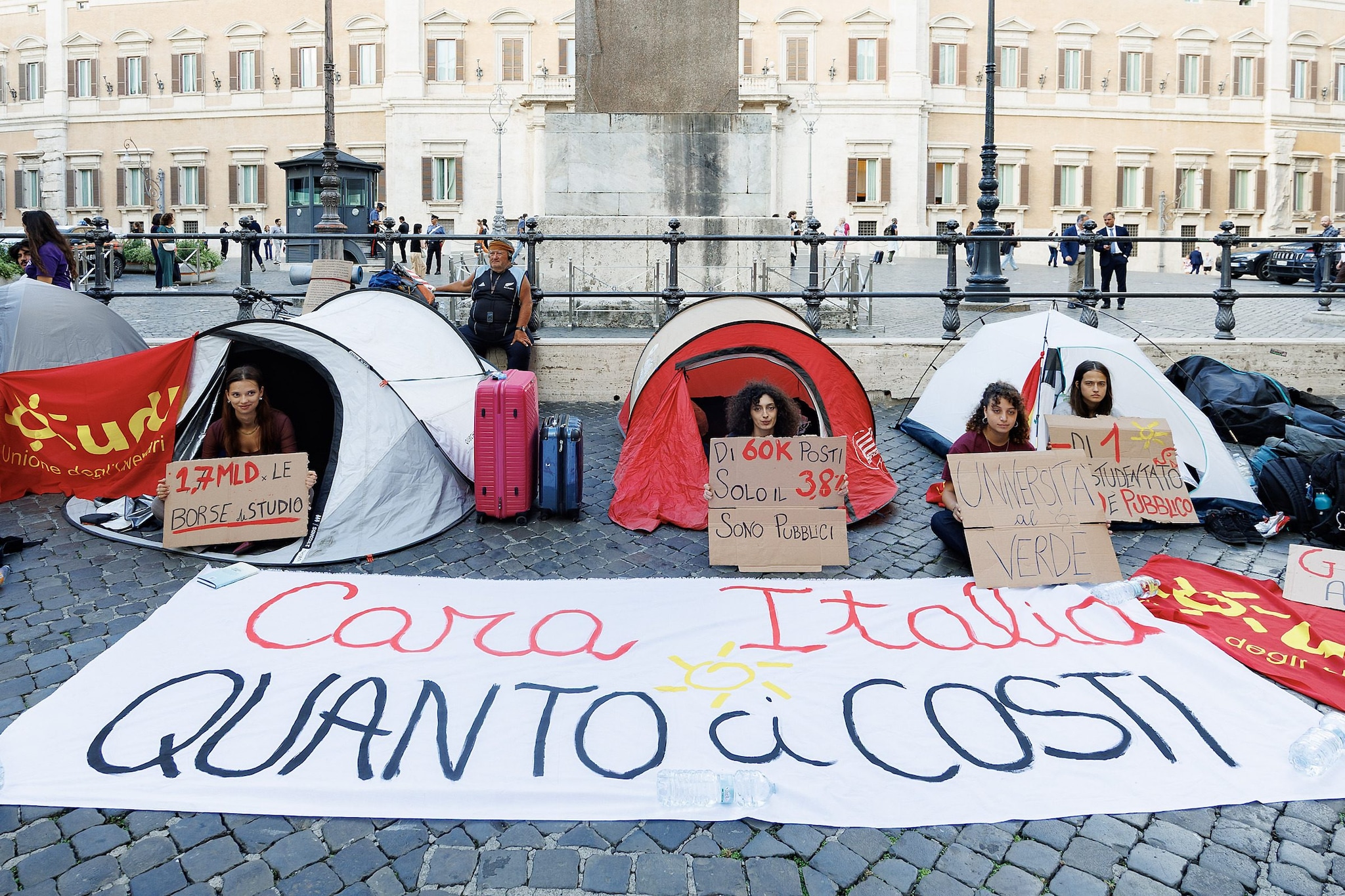 Studenti in tenda a Montecitorio, Schlein e Conte al presidio: "Il governo non fa nulla contro il caro casa"