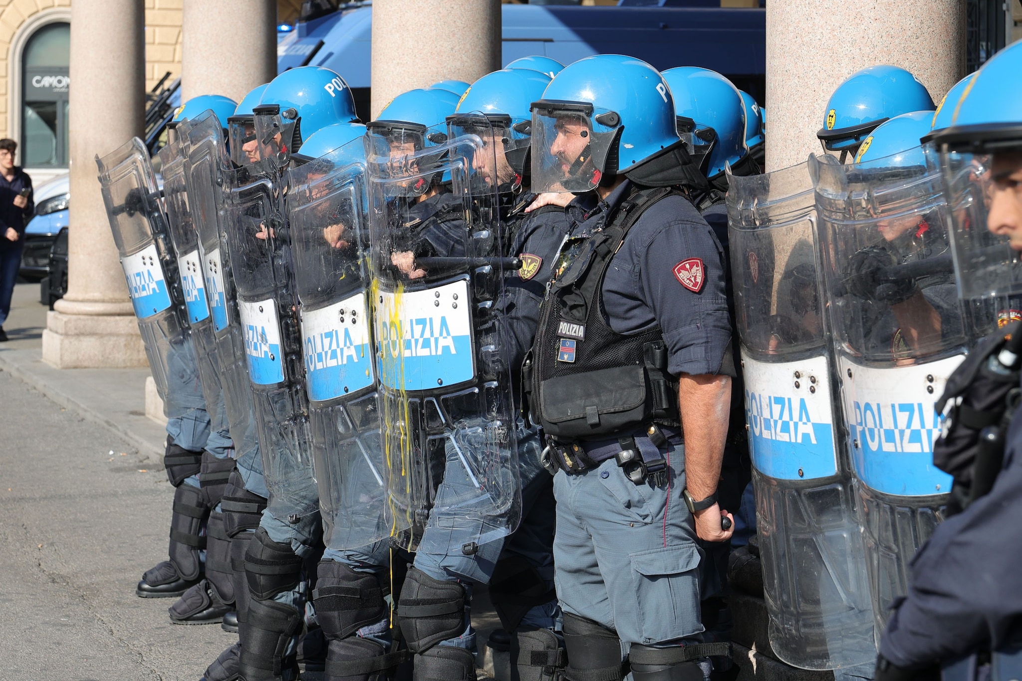 Cdm approva nuovo decreto Sicurezza: niente militari con poteri di polizia, più reati per chi manifesta