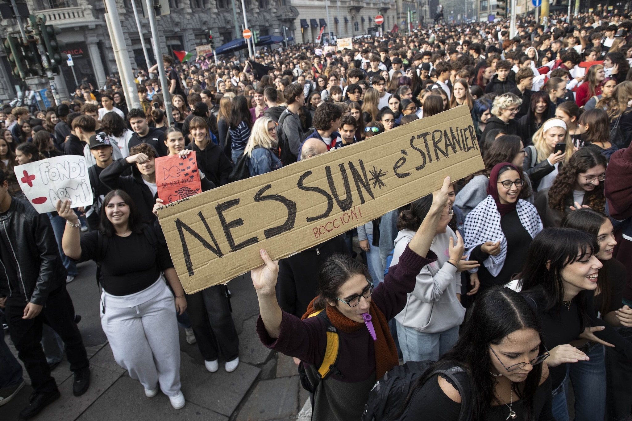 "La piazza era calma, poi è partita la macelleria messicana": la testimonianza di uno studente al corteo di Milano