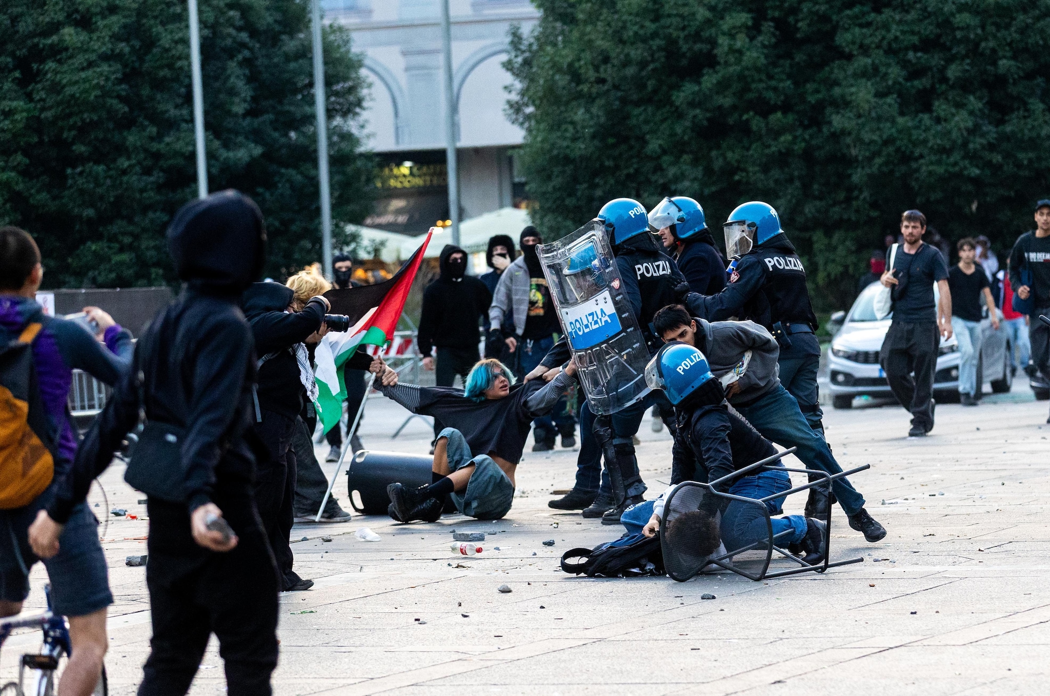 Cani contro i manifestanti, proiettili di gomma e scudo legale per gli agenti: le proposte dei vannacciani