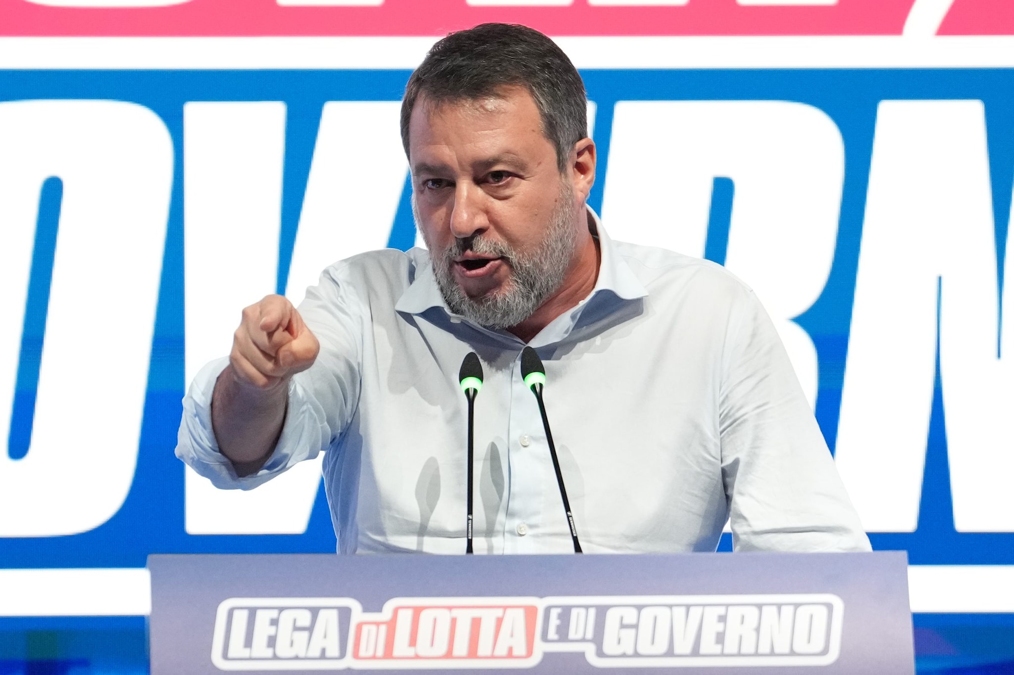 “Giornalisti servi”: Salvini insulta la stampa dal palco, polemica dopo il congresso della Lega