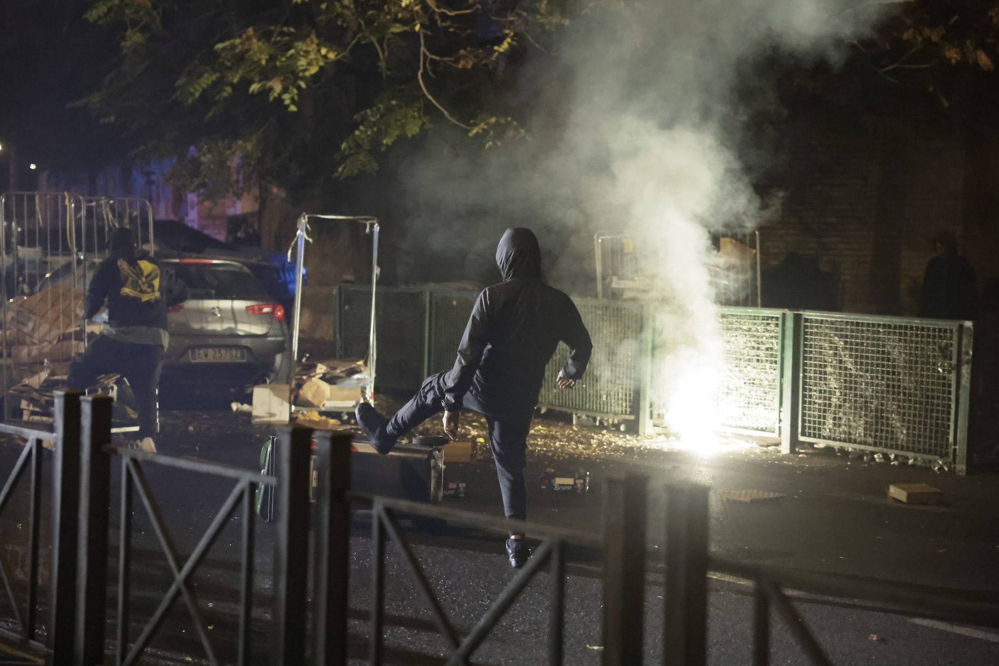 Sciopero generale 30 ottobre e cortei in diretta: cariche in pieno centro a Torino, lancio di oggetti contro agenti a Roma