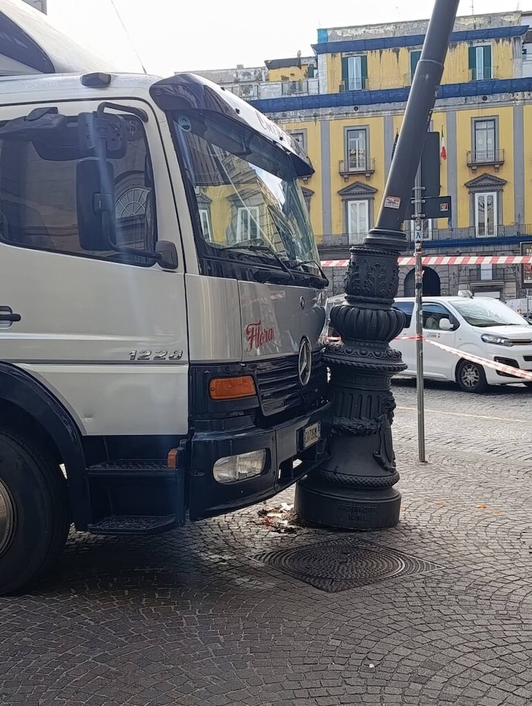 Il camion contro il palo dell'illuminazione pubblica. Foto / La Voce del Quartiere Napoli 1994