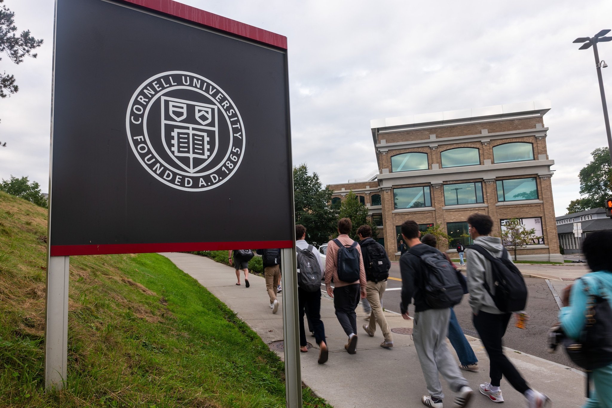 Stupro alla Cornell University, cosa è successo nella confraternita Chi Phi: la riapertura del caso Jane Doe