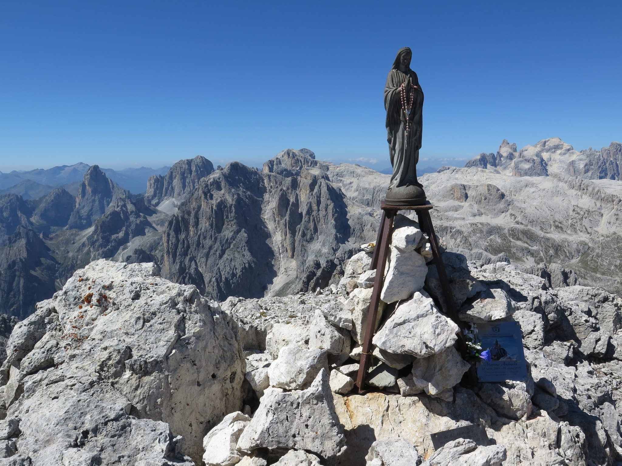 Escursionisti scalano il Croda Granda poi distruggono la Madonnina e le targhe in memoria di due giovani morti