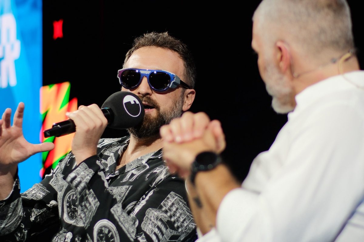Dargen D’Amico: "Sulla Palestina sappiamo tutto, ma non cambia niente. L’IA rischia di schiacciare la creatività"