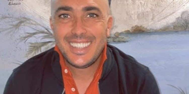 Padre e figlio in moto si schiantano contro un tir a Olbia: morto il 52enne Emanuele Vitiello, ferito un 17enne