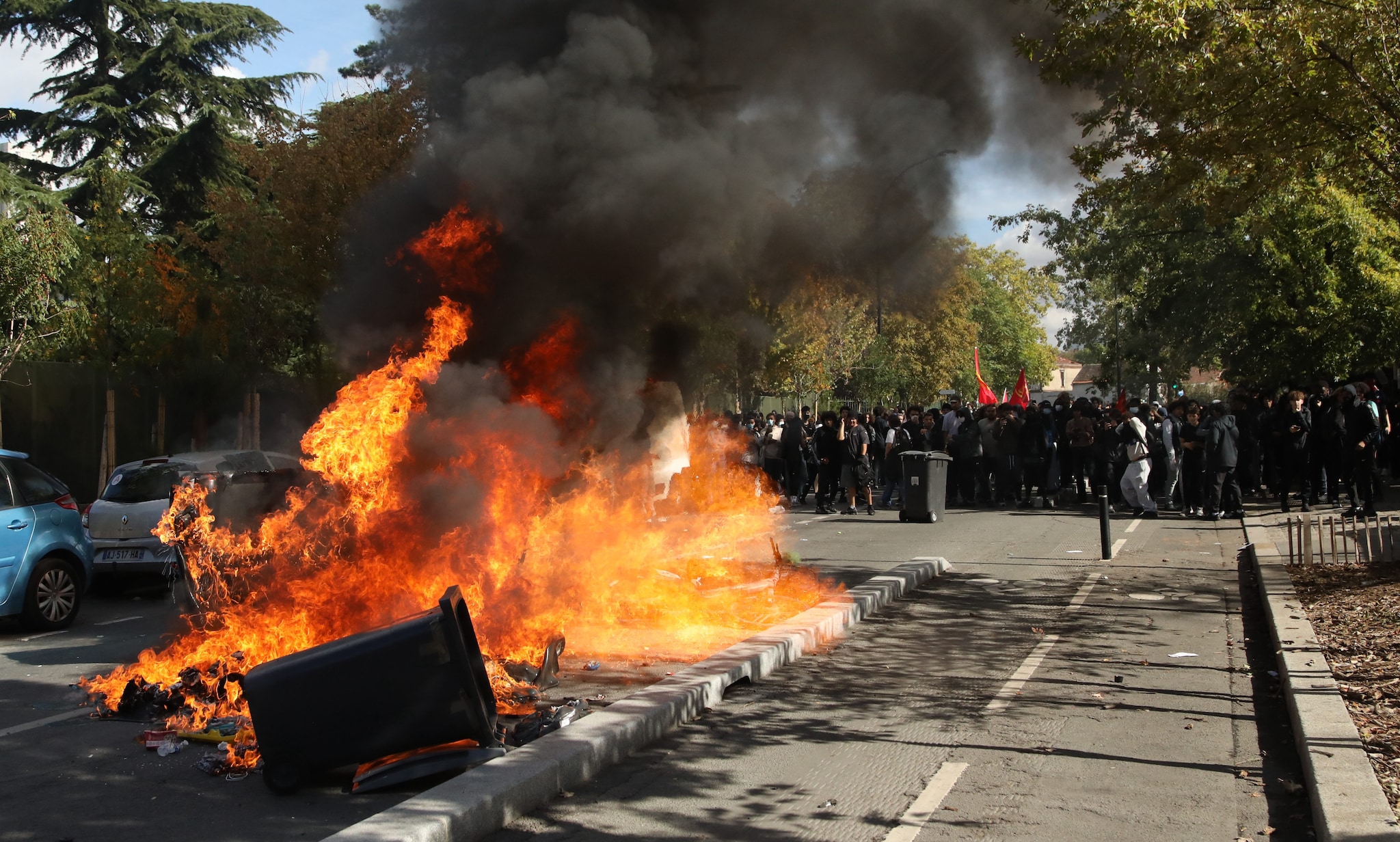 Francia, la protesta per la scuola degenera in scontri con oltre 600 fermi: vertice d'emergenza a Parigi