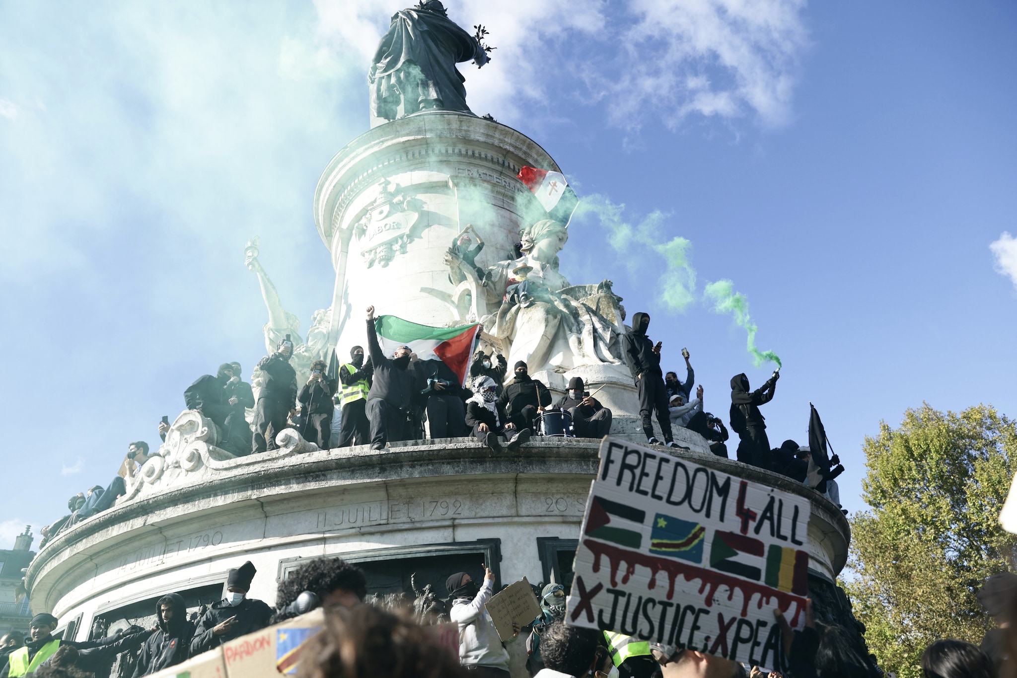 Francia, gilet gialli in piazza con gli studenti: proteste, scontri e centinaia di fermi in tutto il Paese